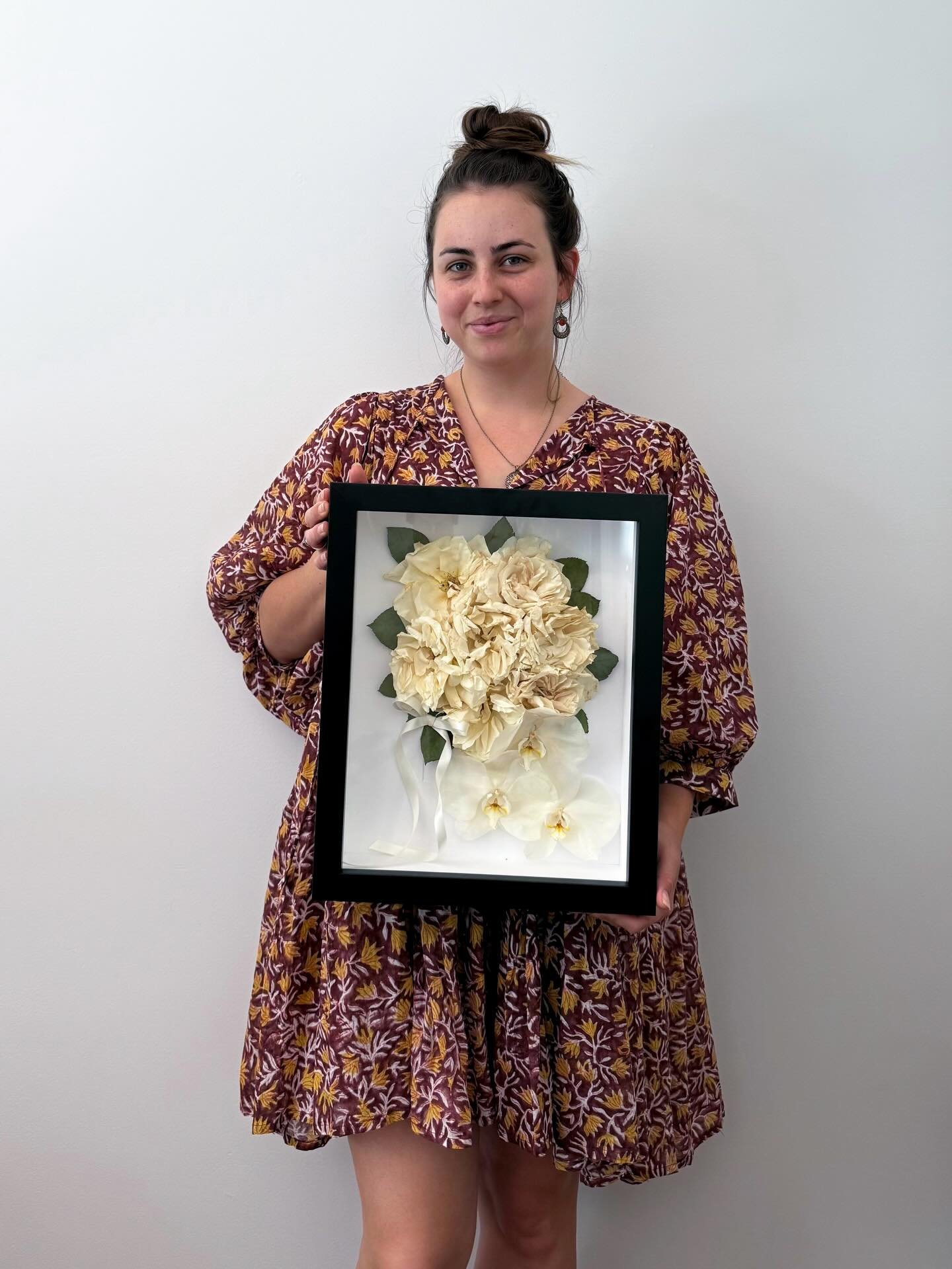 Once held in a fleeting moment, now preserved forever. Because some memories deserve to outlive the day they were born. 🤍

Kellie&rsquo;s wedding bouquet featured in The Posy Traditional Frame in Black. 

Florpetalflorist.com 

#preservation #bouque