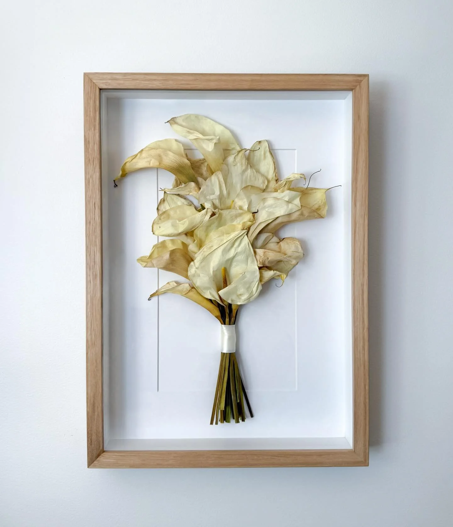 Perfectly imperfect, capturing the love story of Cassidy&rsquo;s unforgettable day ✨

Framed in The Posy Traditional, Oak frame 

Florpetalflorist.com

#bridalbouquet #bouquetpreservation #callalily #heirloom #keepsake