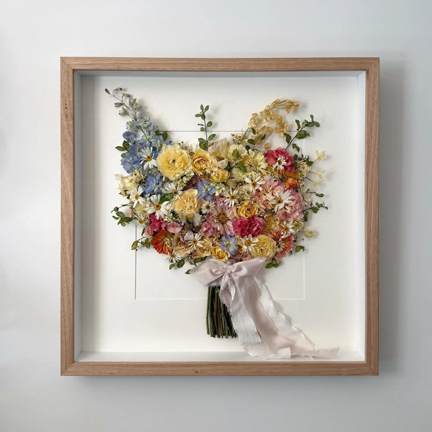 A bouquet for a day, turned into forever art 💫

Steph&rsquo;s gorgeous bouquet - Framed in the Lux 50x50 oak, with a cream backdrop 🤍

Bookings via florpetalflorist.com

#flowerpreservation #bridalbouquet #preservation #bridalbouquetpreservation #b