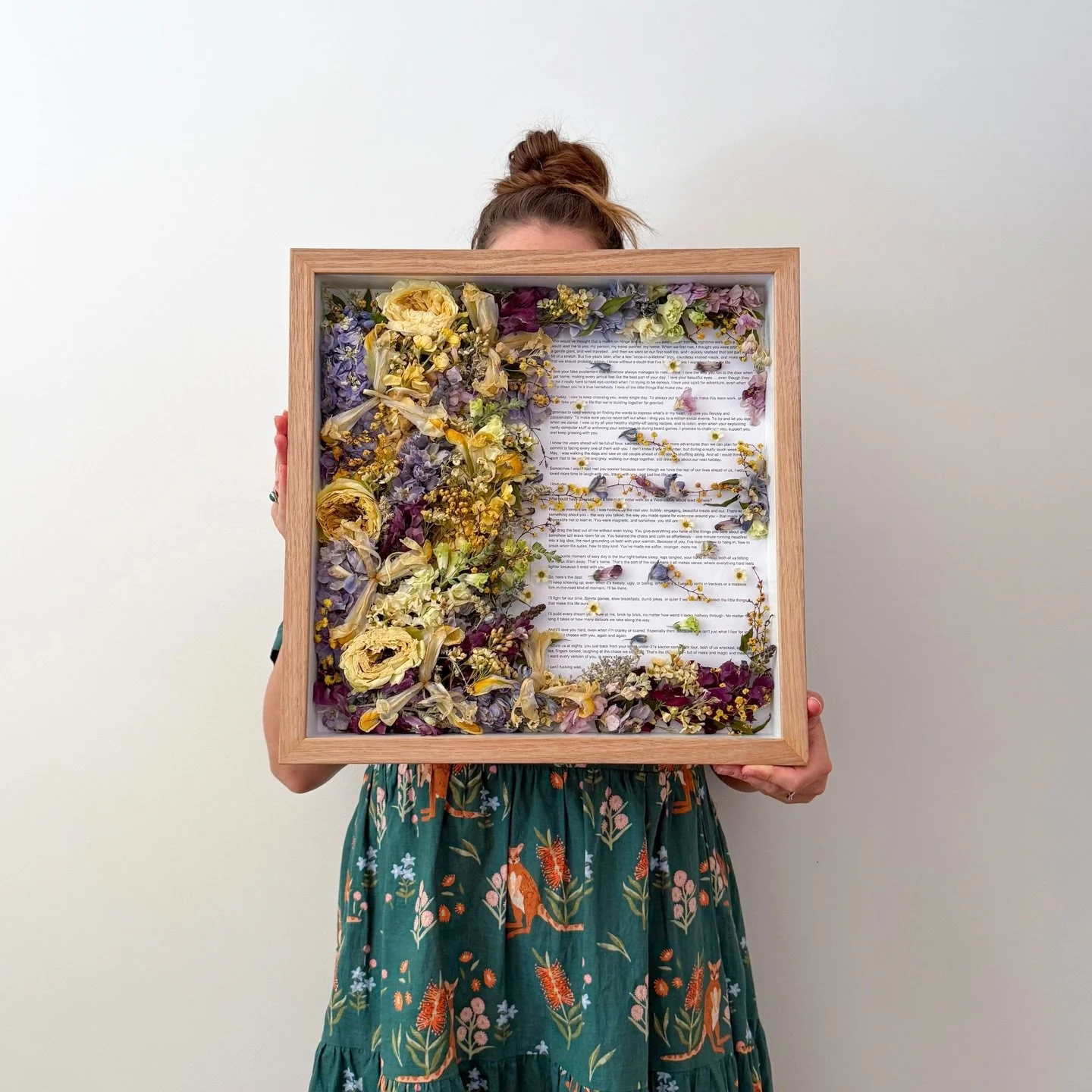 Luxury is preserving the moment, not just the memory. Steph&rsquo;s gorgeous bouquet featuring their vowels, with a &lsquo;dandelion&rsquo; blown effect🪻

Bookings via florpetalflorist.com (link in bio) 

Framed in The Posy Lux, Oak 40x40 

#wedding