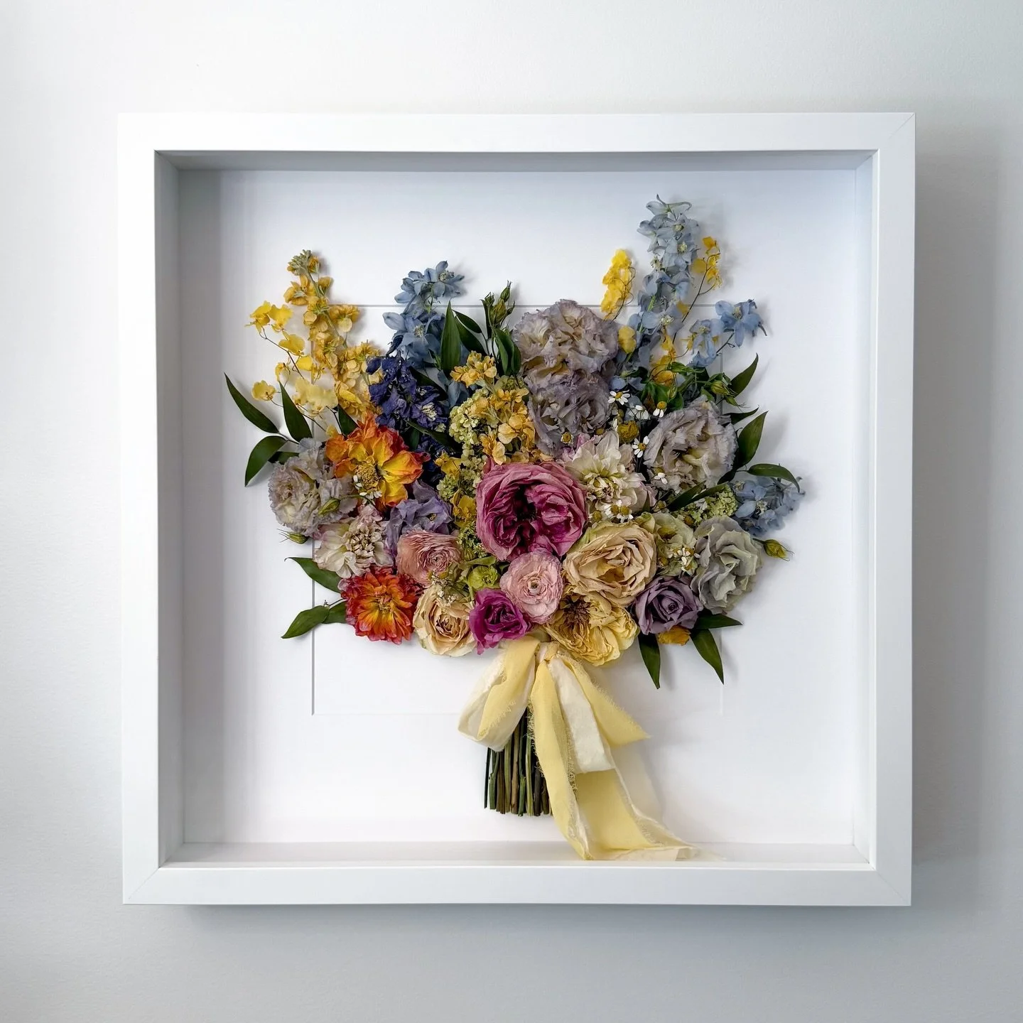 Brittany entrusted me with her gorgeous wedding blooms, and now they&rsquo;ve been transformed into a timeless art piece for her home ✨

How gorgeous is the colour and flower variety in this one 😍

🌸 Florist: the talented as always @noahandthefox 
