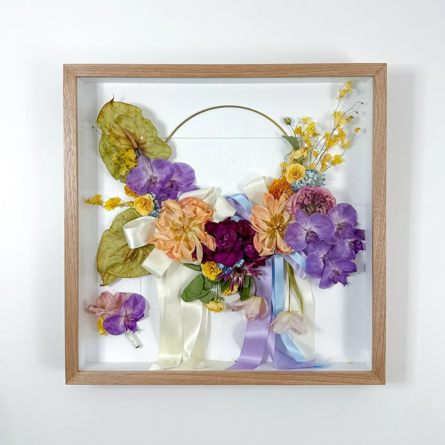 How iconic is Theo &amp; Abbie&rsquo;s &lsquo;handbag&rsquo; bouquet and matching buttonhole? 👜✨
Not your typical florals&hellip; and honestly, why would you want typical? 😍

Their flowers arrived last minute and not at their best &mdash; but with 