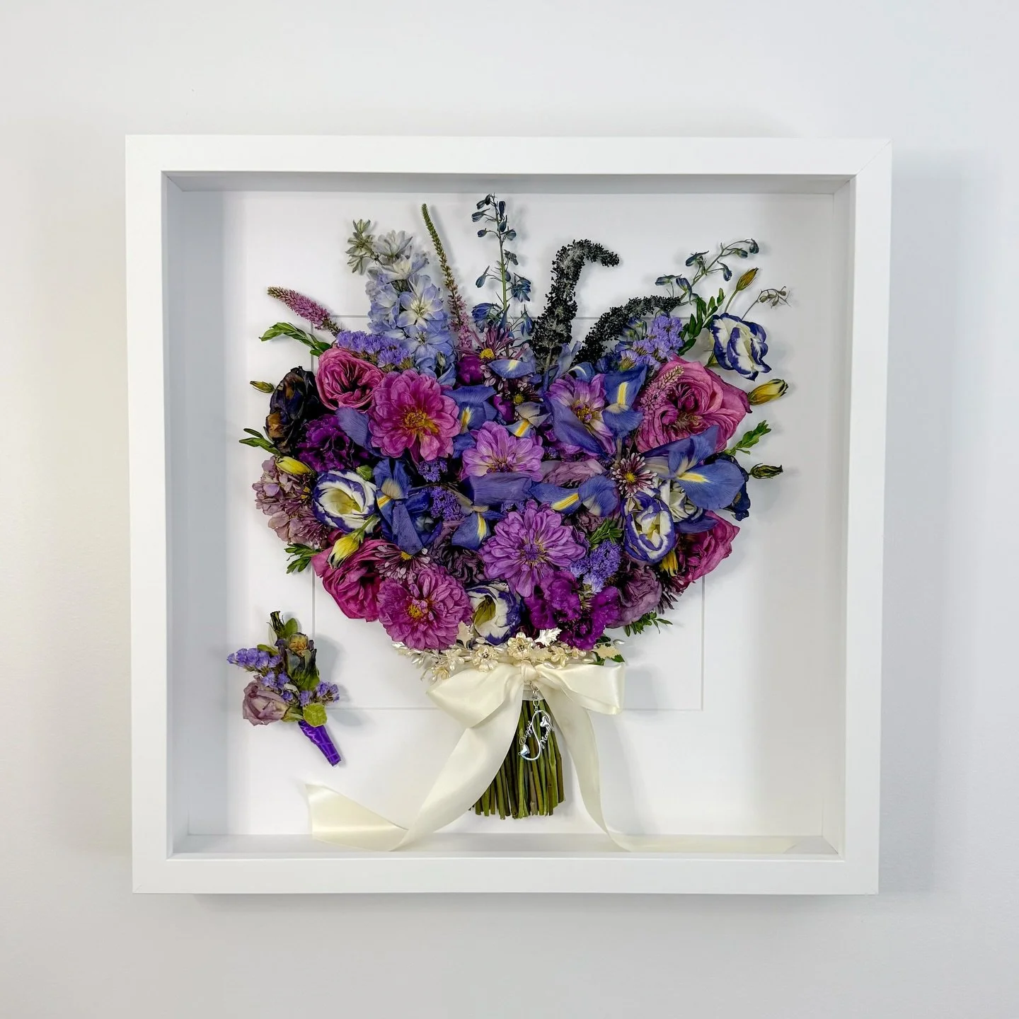 Forever for Melissa 💫
Melissa&rsquo;s bouquet featuring the gorgeous floral piece off her mums wedding veil - a precious family heirloom. Along with the grooms buttonhole, and keepsake charm. Preserved in The Lux, in white.

And honestly... Nan stol