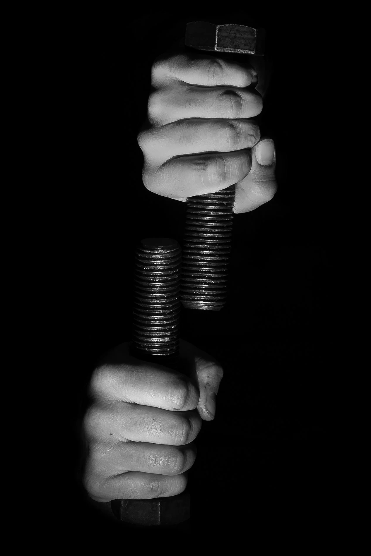_DSC0033-4_two_bolts_two _hands.jpg