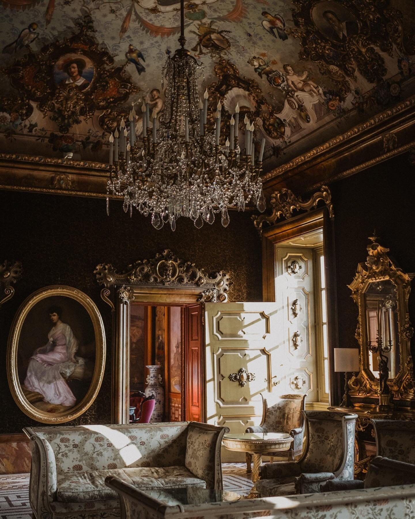 L&rsquo;Italia delle Ville &bull;
As I wander through the halls of Villa Caroli Zanchi, I&rsquo;m struck by the sense of history and love that permeates every inch of this breathtaking venue. 
Being a wedding photographer in Italy means so much more 