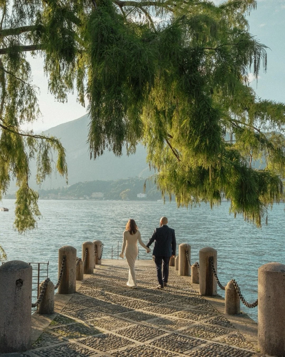 The day before in Como &bull;
Brayan and Michele from Mexico, wandering through Giardini di Villa Melzi &mdash; quiet light, soft air, and the kind of calm only Lake Como can hold.
A story of elegance and emotion, suspended in the golden air of eveni