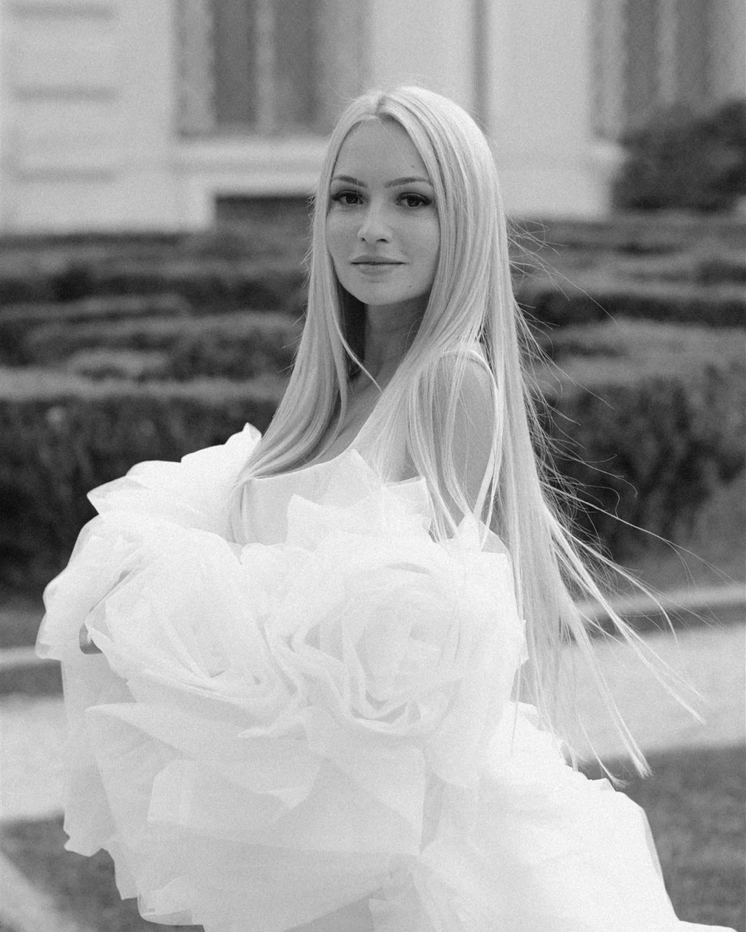 The shape of grace &bull;
When Mihaela reached out from Bulgaria, she had only one clear vision &mdash; to celebrate her love at @hotelderussie 
A destination not just for the wedding, but for the mood it evokes: timeless, modern, unapologetically el