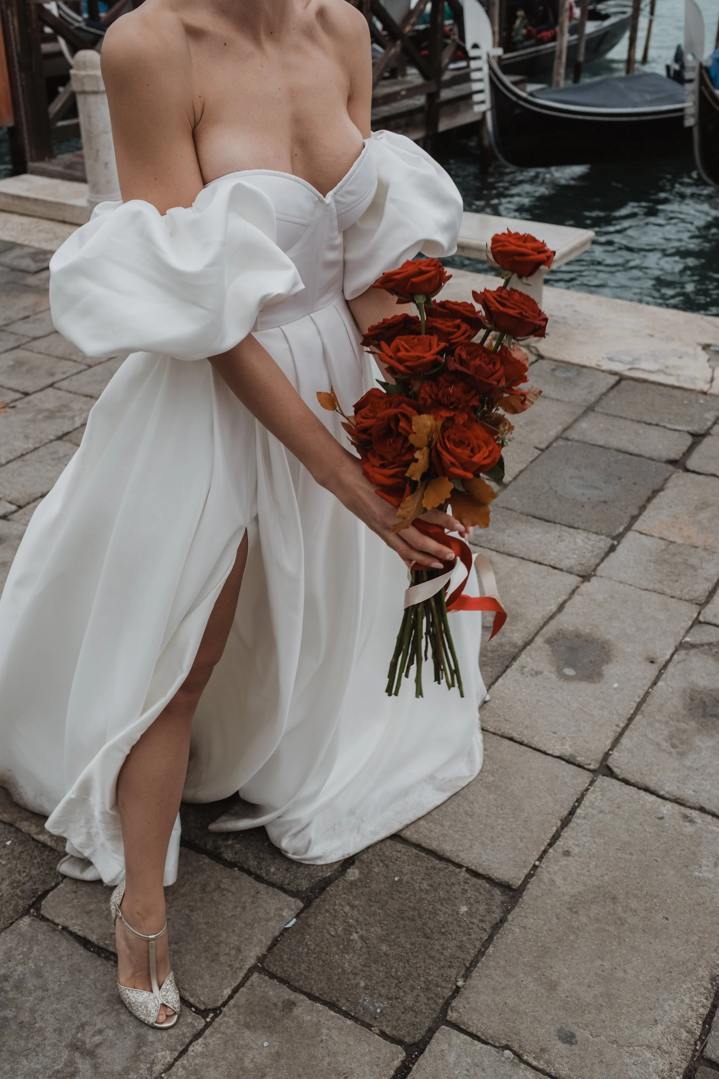 venice-elopement-bride-white-dress-red-rose-bouquet.jpg
