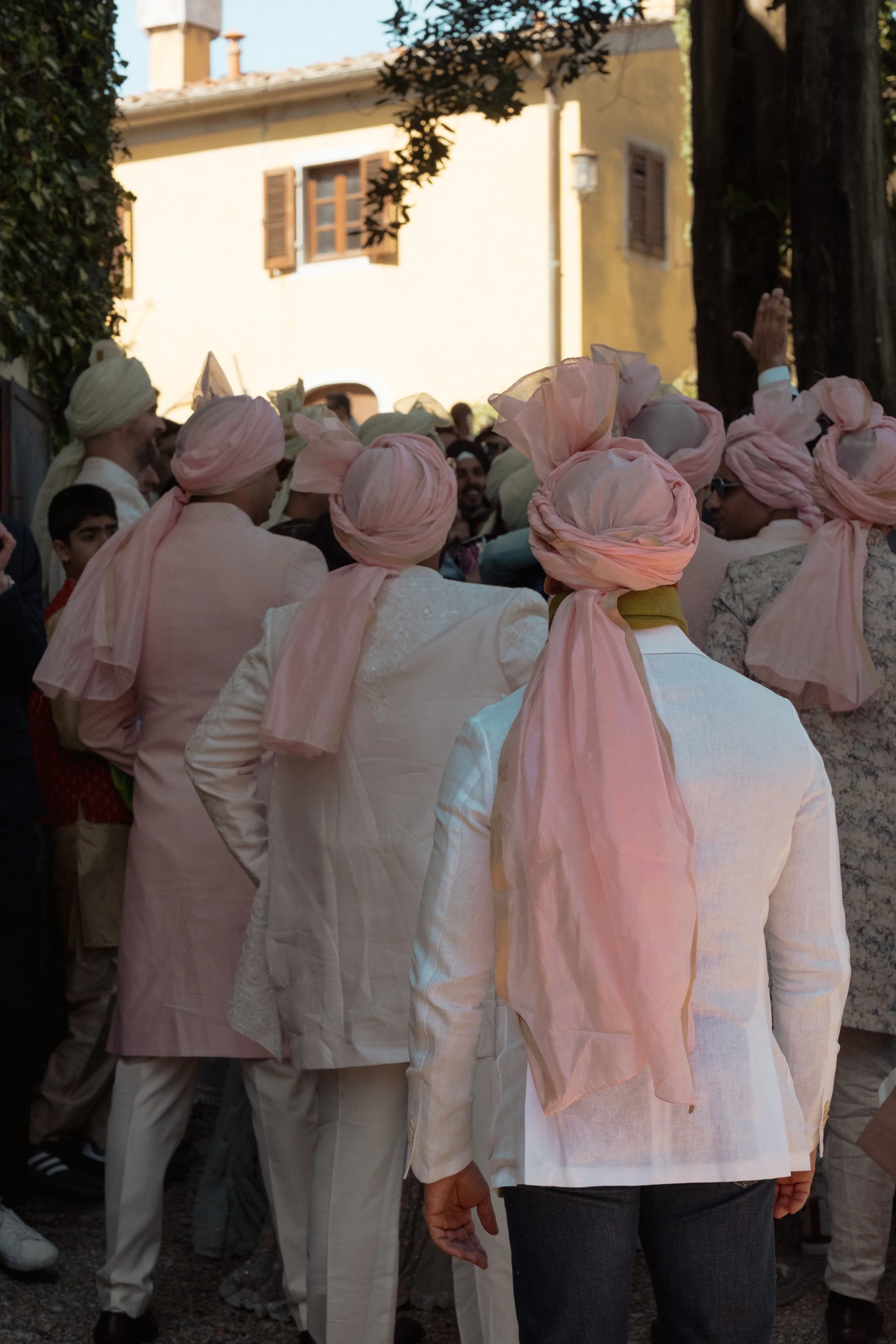 indian-wedding-baraat-guests-pastel-turbans-italy-destination.jpg