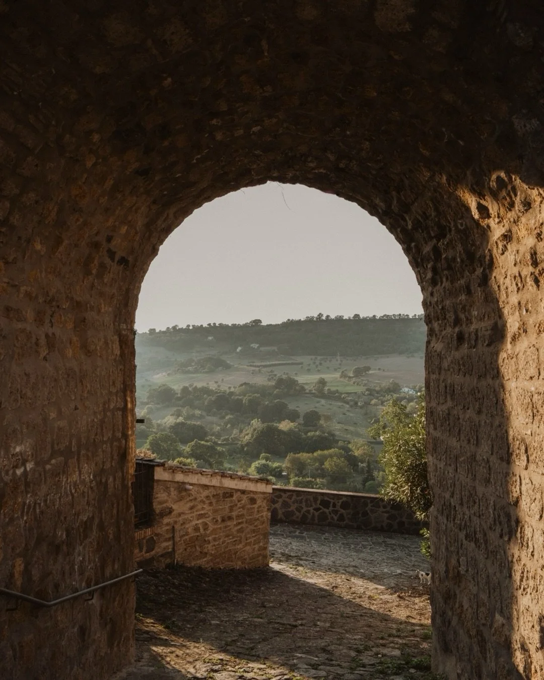 A view worth crossing countries for &bull;
A hidden medieval hilltop near Rome, where stone arches open onto endless Italian countryside, and sunset feels timeless.
Ryan &amp; Siobhan&rsquo;s Scottish dream in Italy.