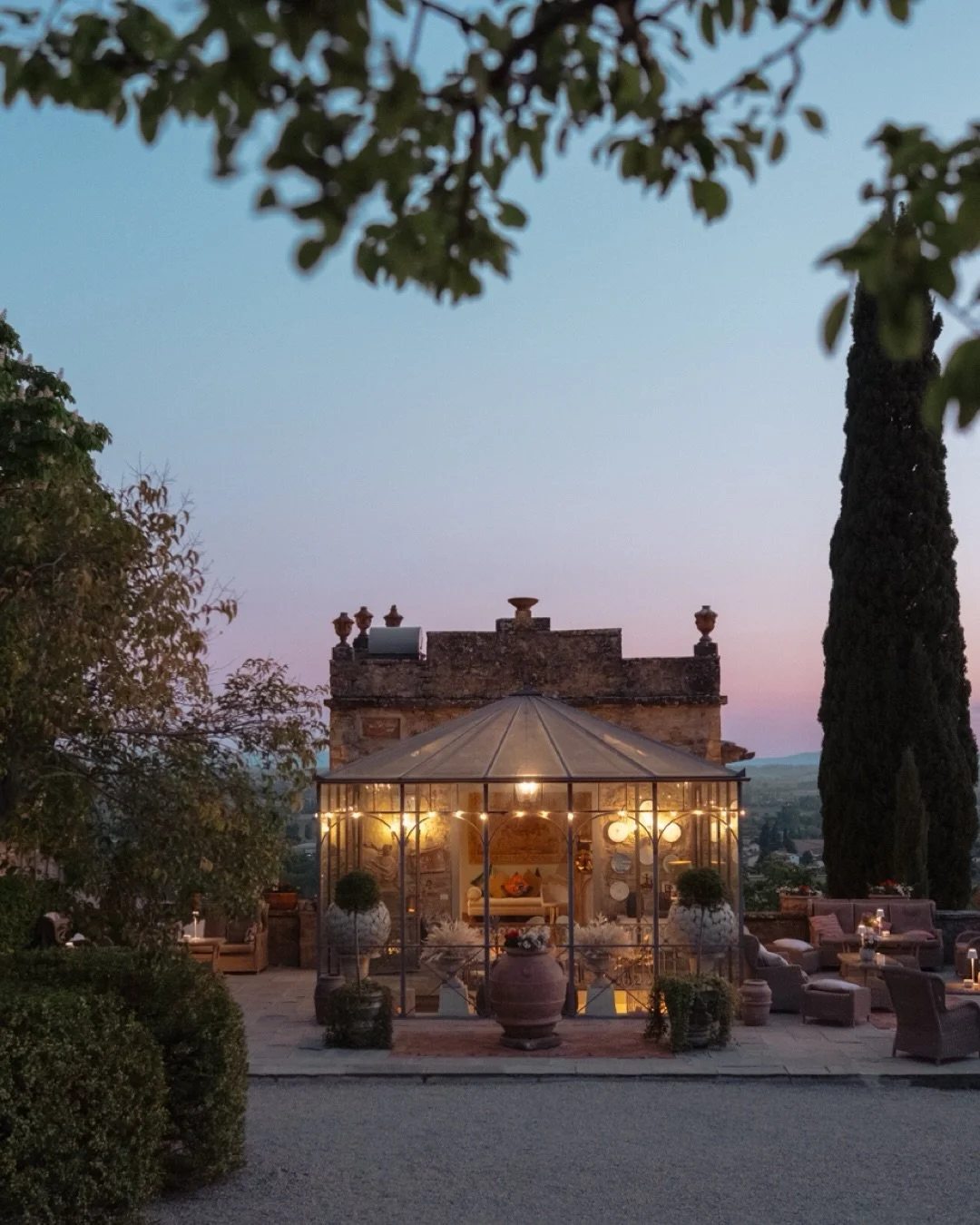 There are places in Tuscany that don&rsquo;t simply host a wedding &mdash; they define its atmosphere.

Daniele and Luisa at Il Falconiere felt like stepping into one of those rare evenings where cuisine, light, architecture and emotion become part o