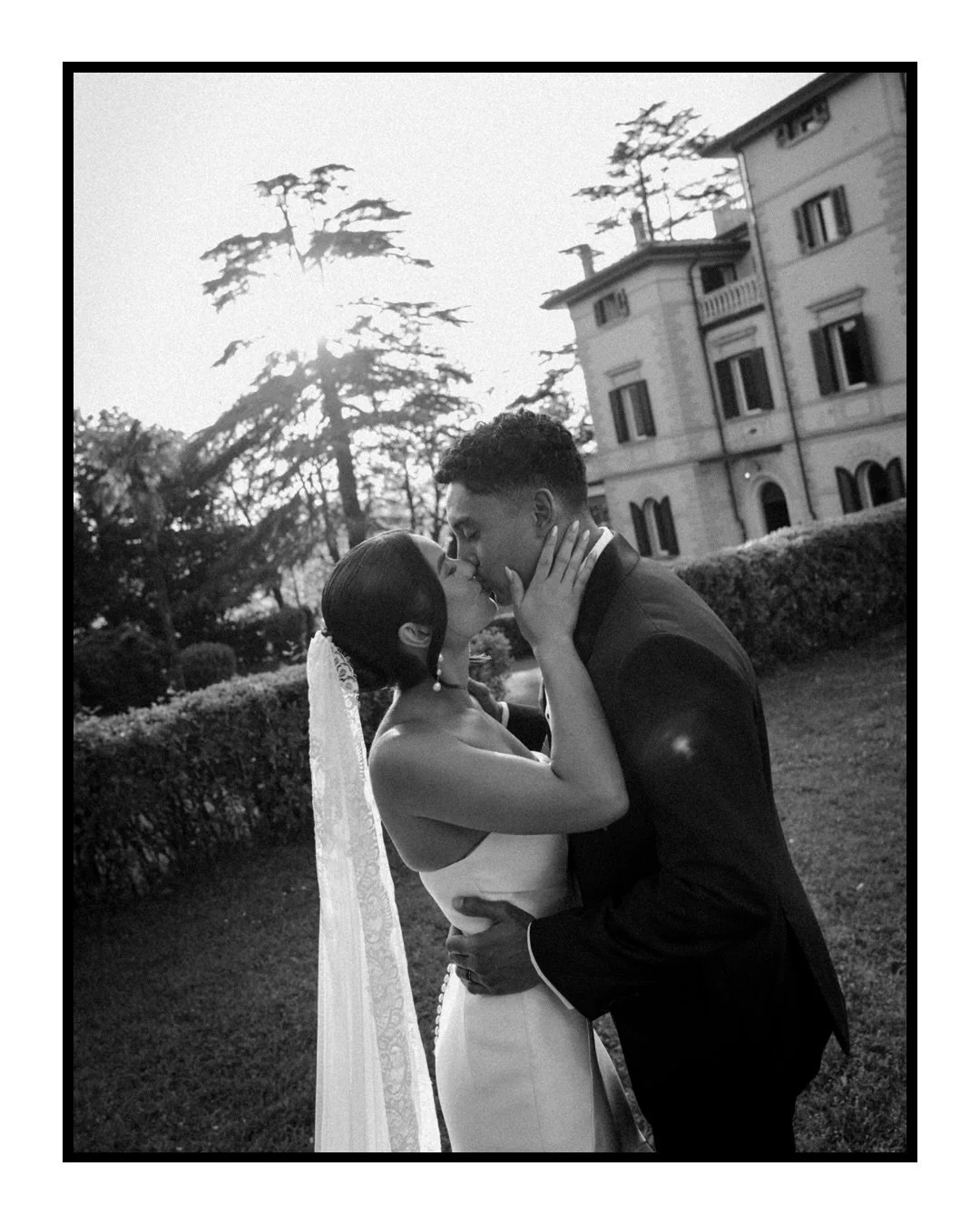 An olive grove, golden hour, and the people who matter most.
That&rsquo;s what Jos&eacute; and Malia chose for their wedding in Tuscany. 
Nothing more, nothing less &mdash; and it was everything.

- Photography: @close_enough_photography
- Content Cr