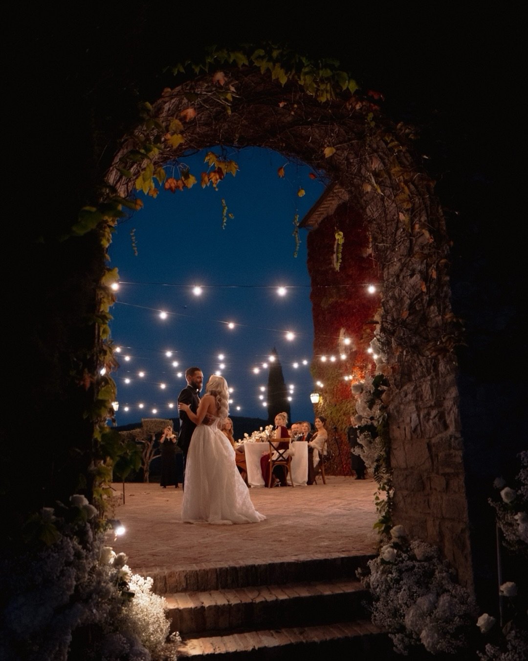 Some days seem to belong to a season of their own.

In the Umbrian hills, summer was still lingering in the light, while autumn slowly painted the ivy red.

And there, among the old stone walls of Borgo Bastia Creti, Andrew and Juliette had gathered 