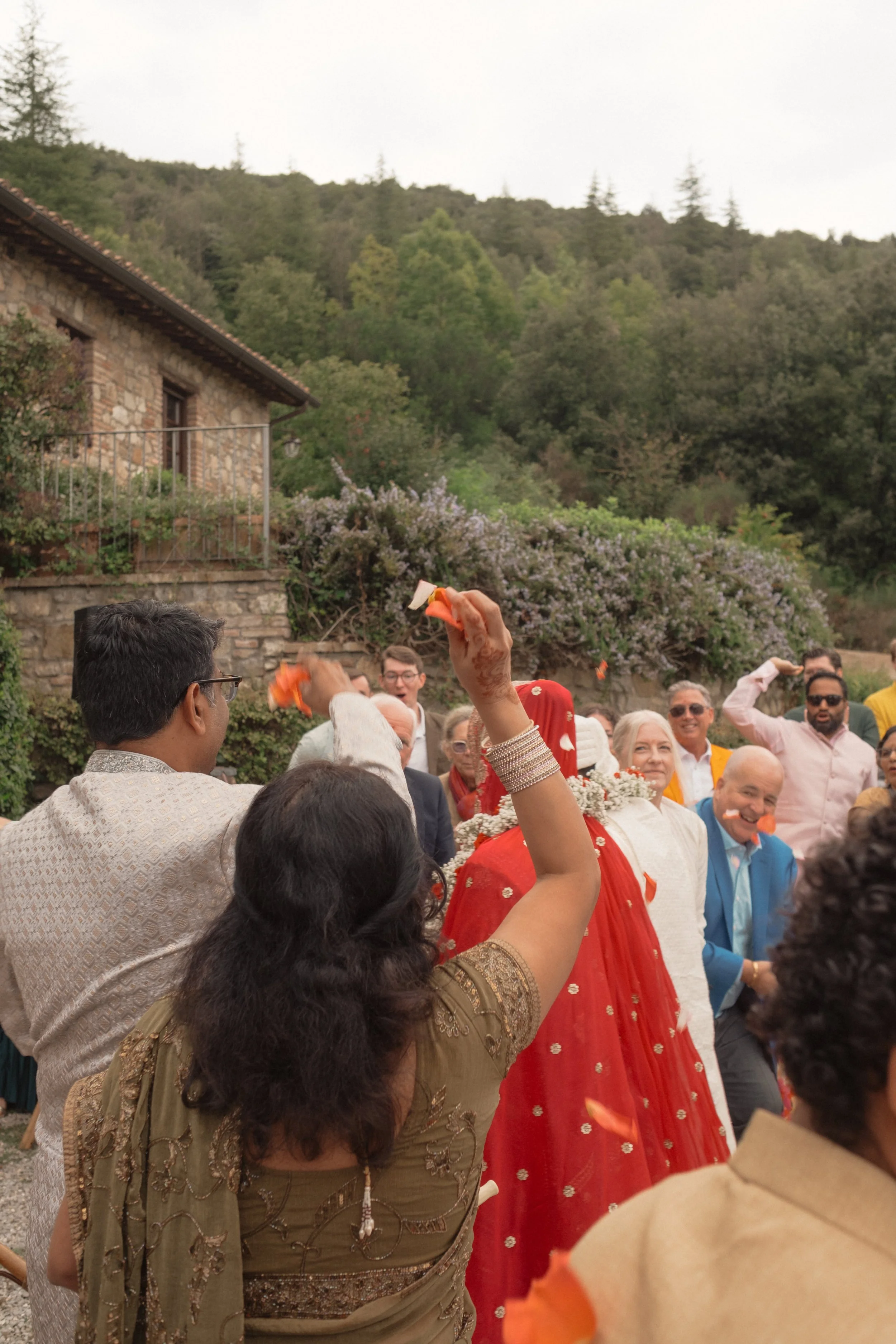 indian-wedding-ceremony-italian-countryside-35.jpg