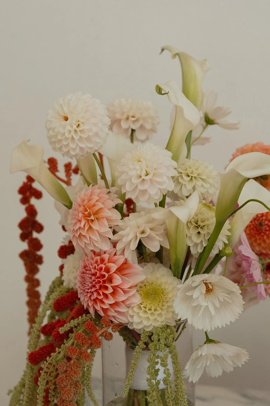 Soft-toned floral composition featuring dahlias and calla lilies, styled with an editorial approach for a Tuscan wedding.