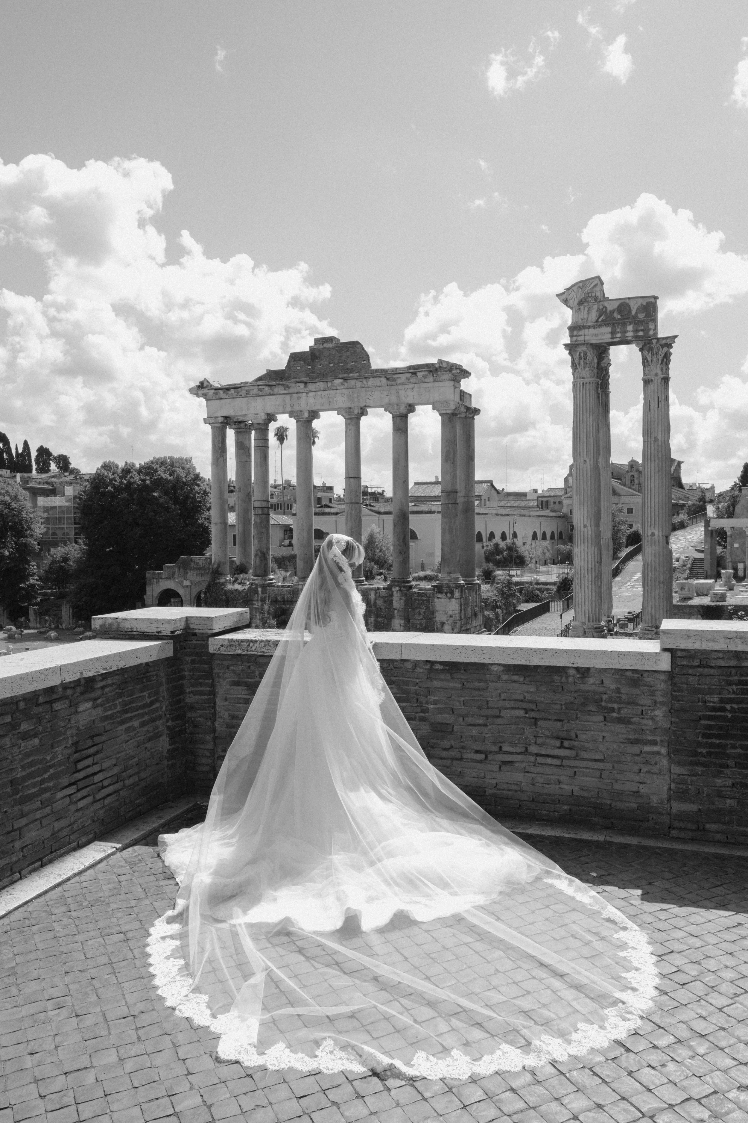 A timeless bridal portrait overlooking the Roman Forum, capturing elegance, history, and fine-art wedding photography in the heart of Rome.
