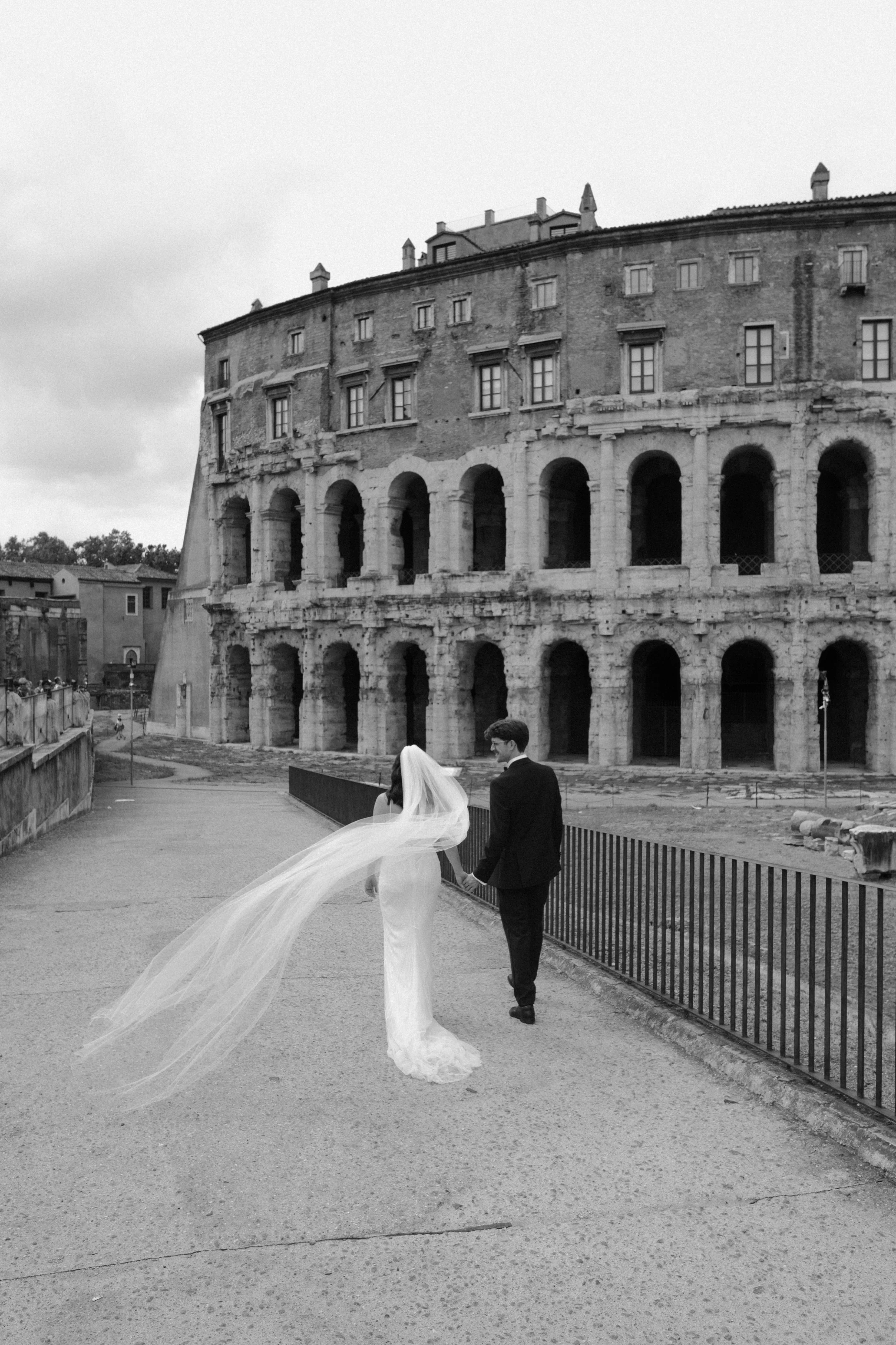 A refined elopement in Rome photographed at the Colosseum, blending fine art wedding photography with the timeless atmosphere of Italy’s most iconic landmark.