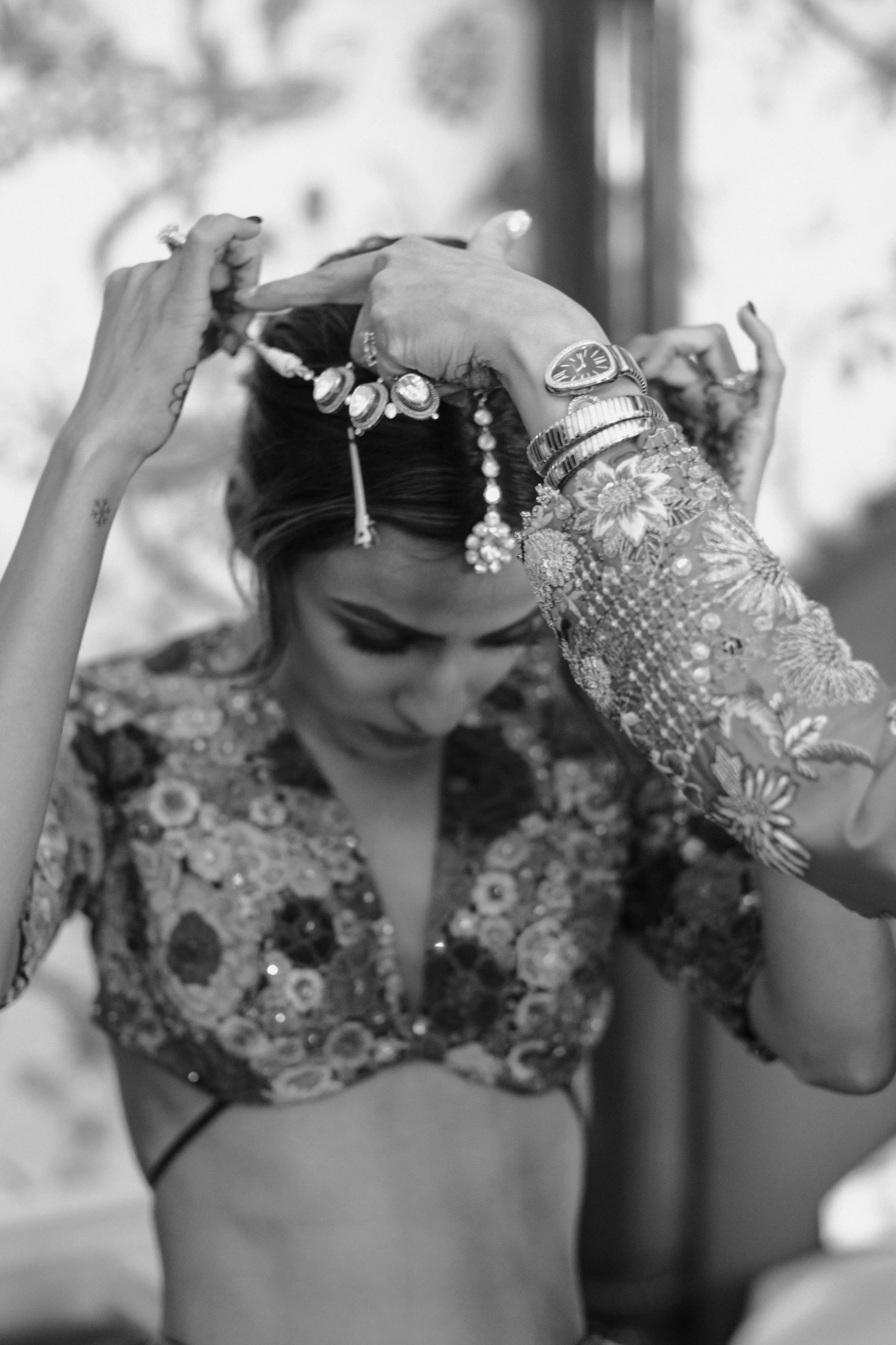 luxury-indian-bride-getting-ready-il-borro-tuscany-jewelry-mathapatti.jpg