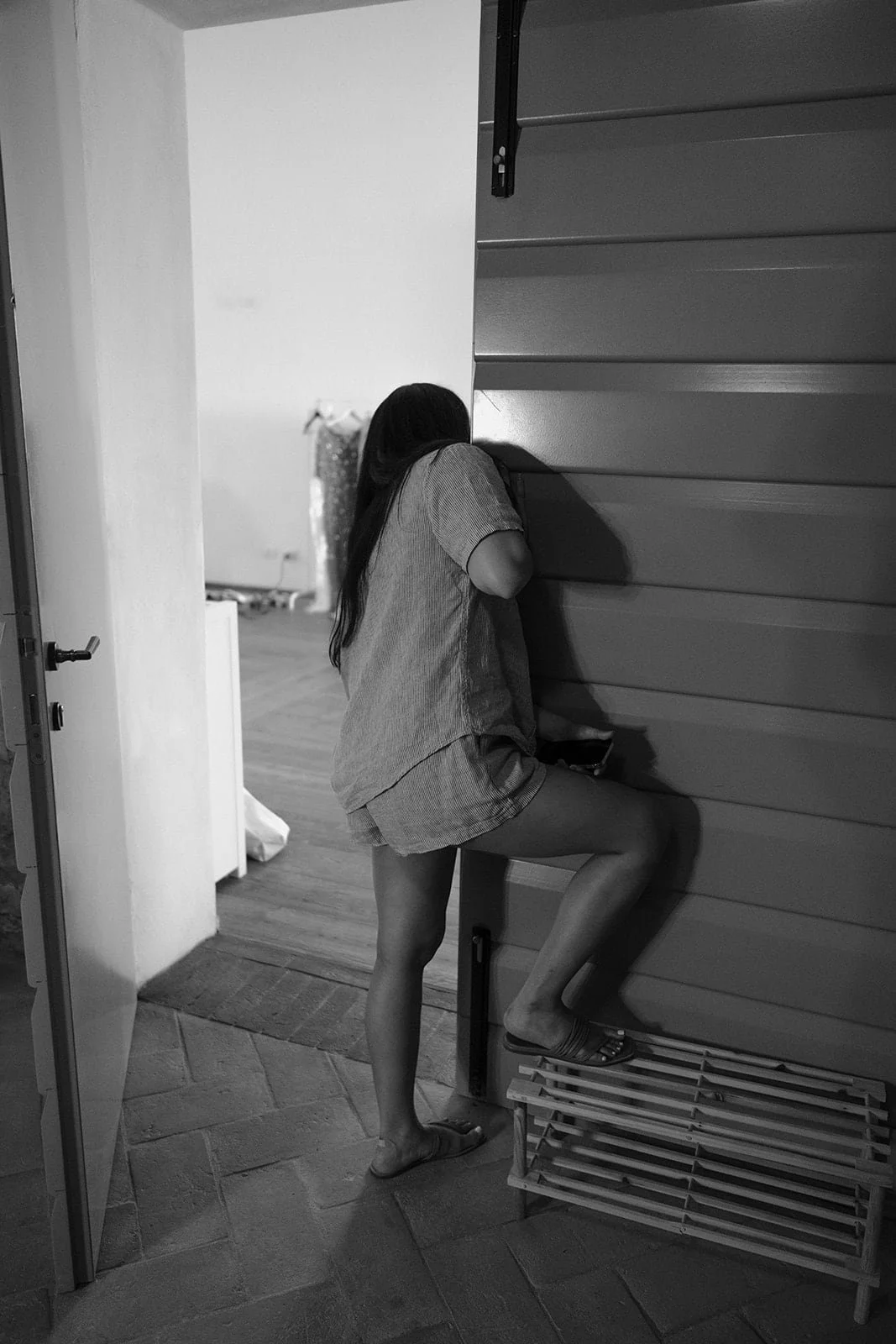 A bridal portrait captured in black and white, highlighting form, light, and modern Tuscan design.
