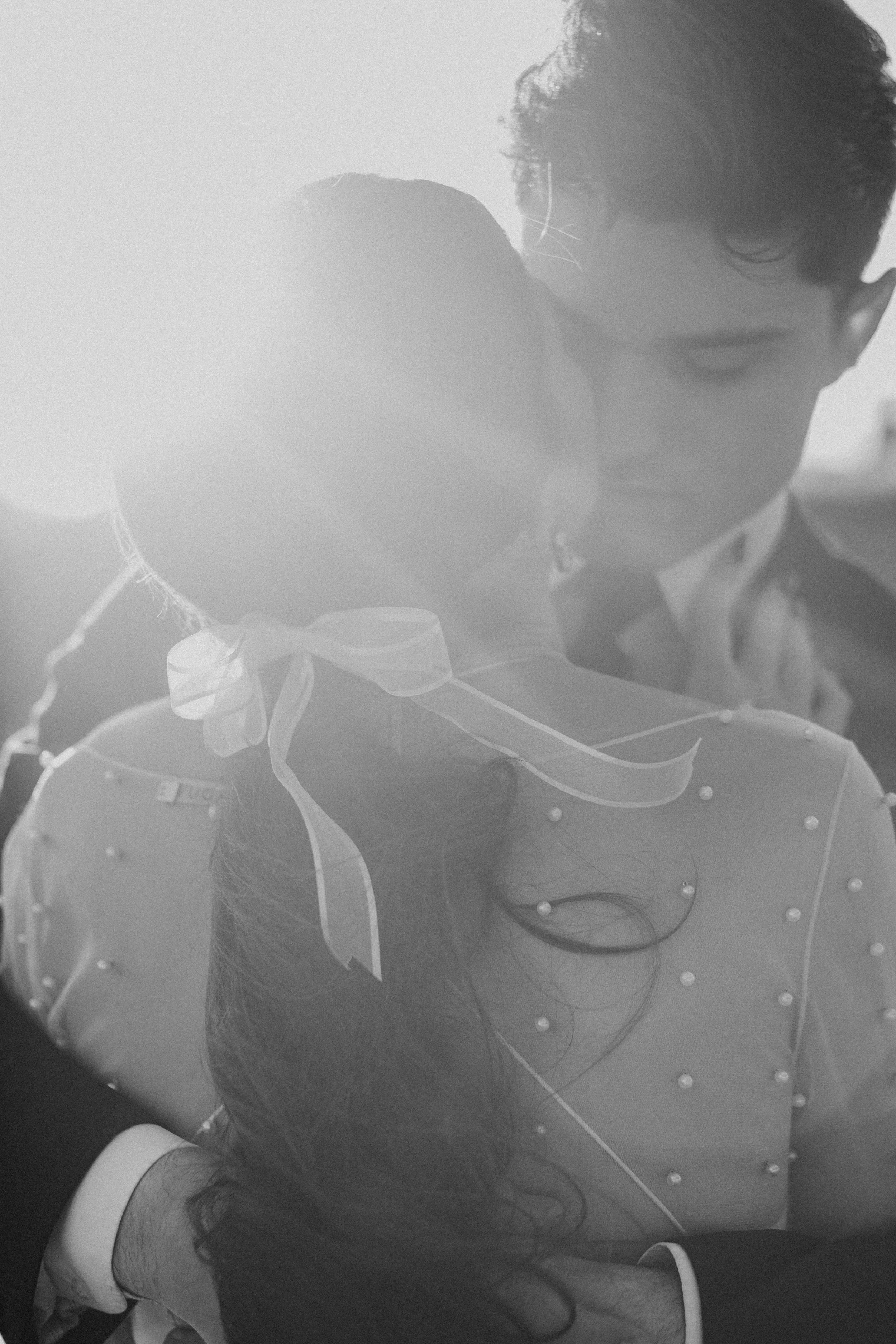 A romantic elopement portrait in Val d’Orcia, Tuscany, capturing soft light, intimacy, and the timeless beauty of the Italian landscape.