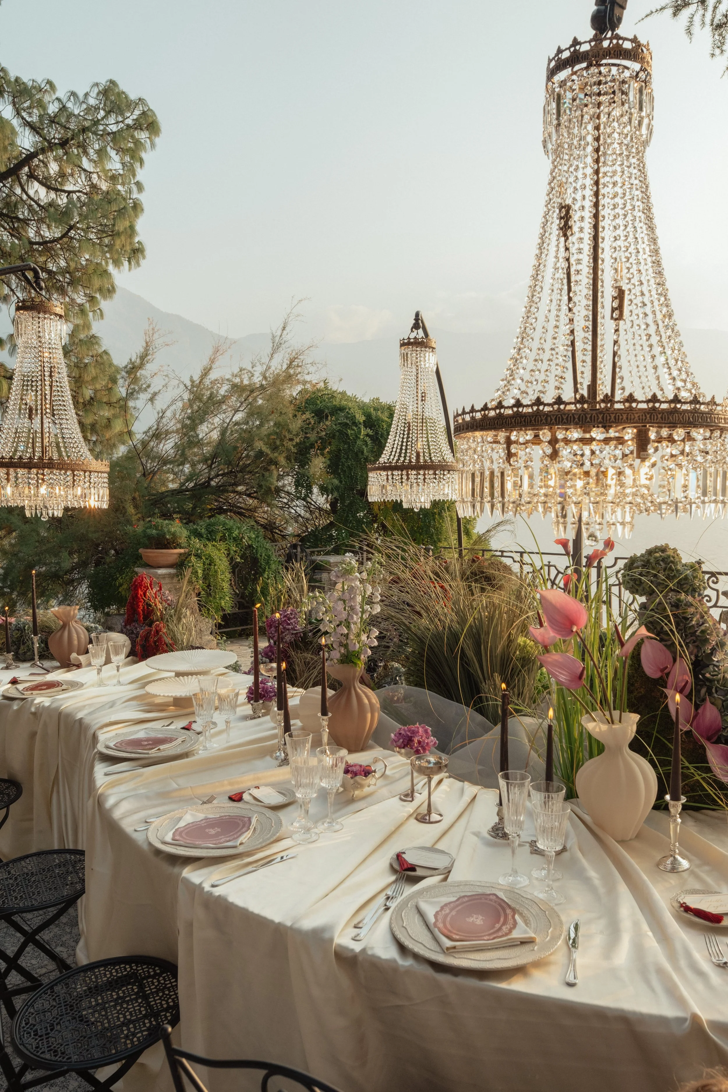 A luxury wedding table setting at Lake Como, adorned with chandeliers and florals, photographed with an editorial eye for refined Italian elegance.