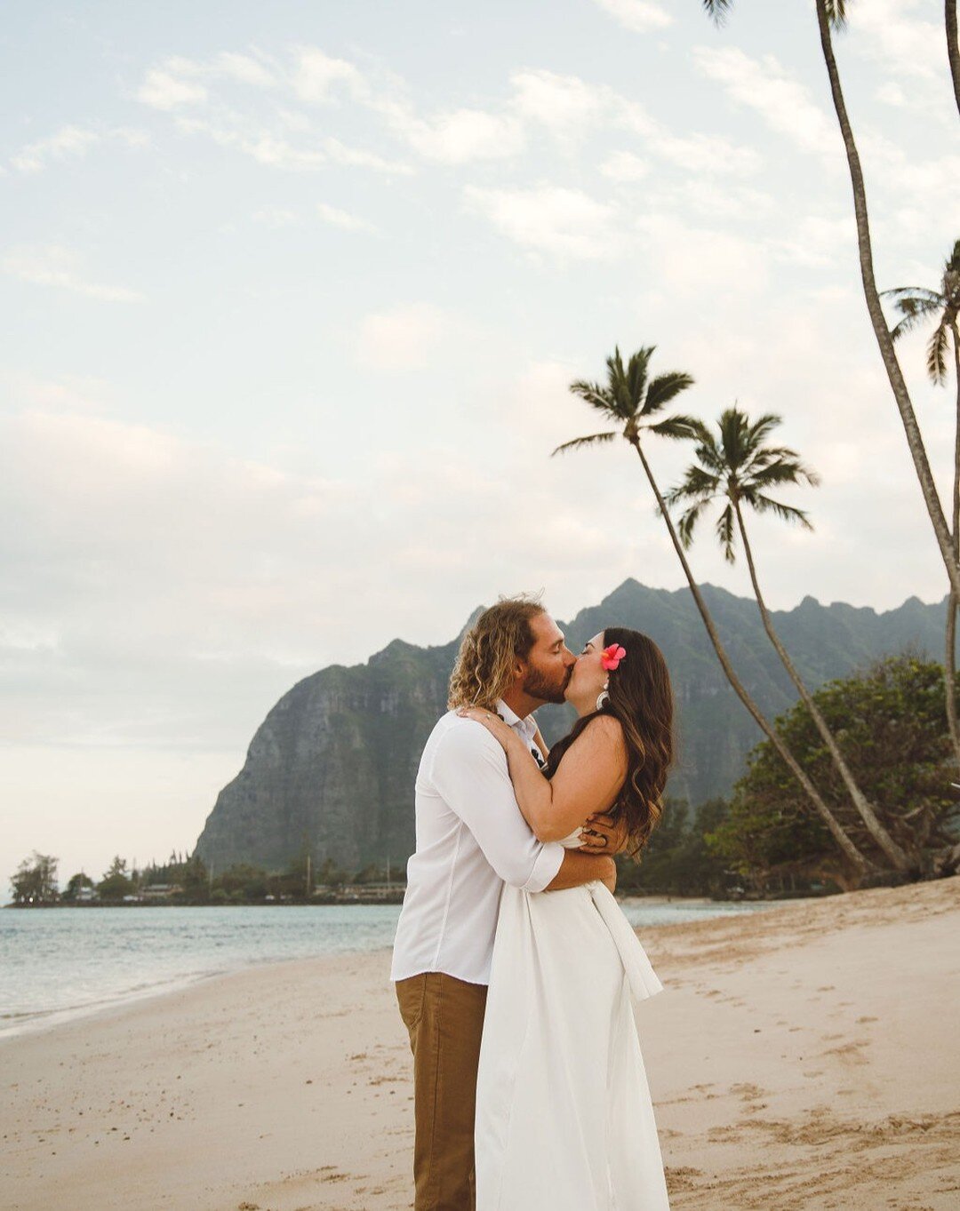 First kiss under a Hawaiian sky standing on dreamy white sand 🏝

#oahuofficiant #hawaiiofficiant #oahuelopement #hawaiielopement #hawaiiwedding #oahuwedding #oahuweddingminister #hawaiiweddingminister #oahuelopementpackage #hawaiielopementpackage
#h