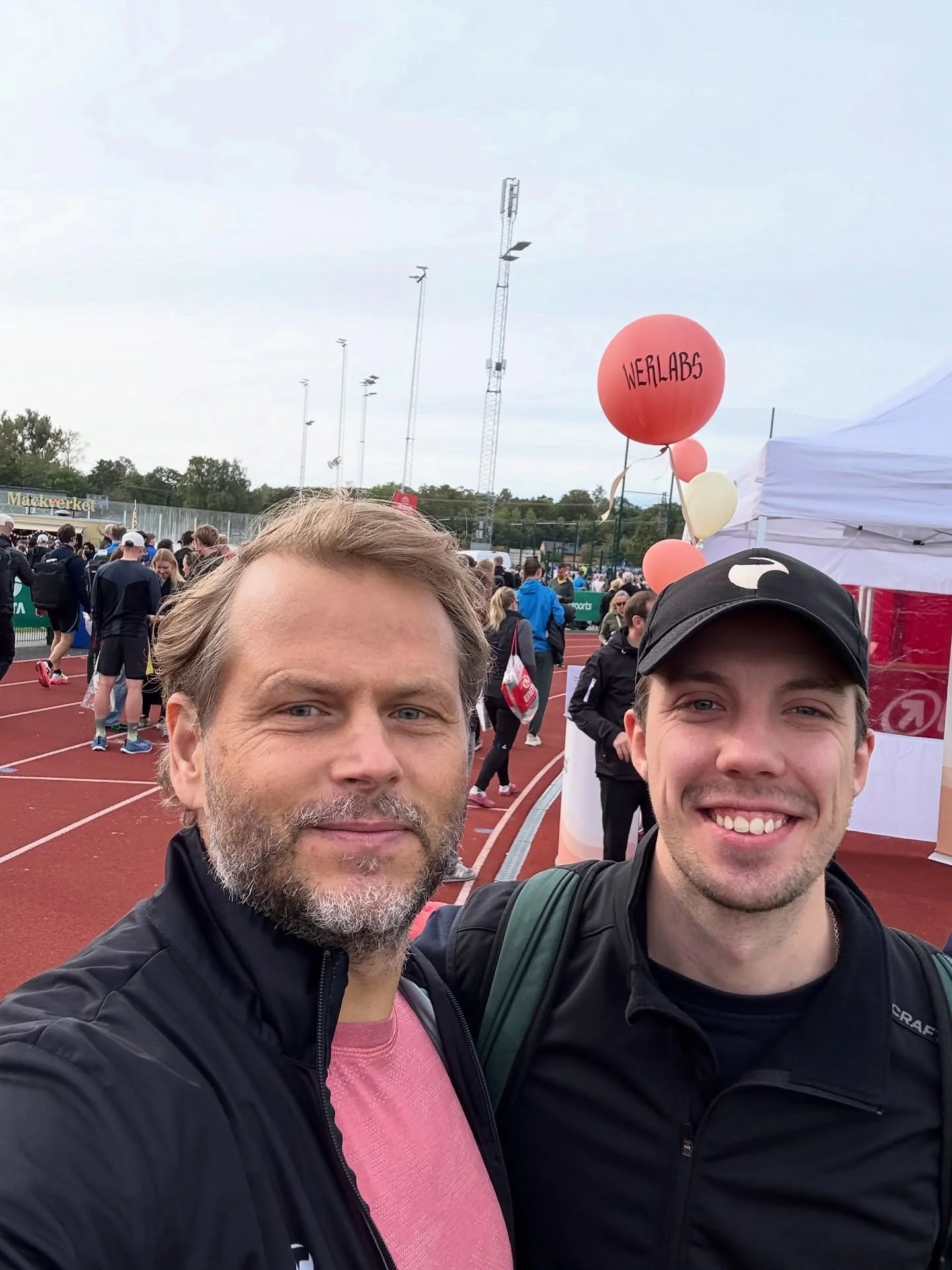 Fyra starka representanter gav sig p&aring; @lidingoloppet idag🏃🏽&zwj;♀️&zwj;➡️🏃&zwj;➡️ P&aring; bild 1 ser ni bolagets &auml;ldsta och yngsta killar peppa varann inf&ouml;r start 🤝🏼 Grymt bra jobbat g&auml;nget!