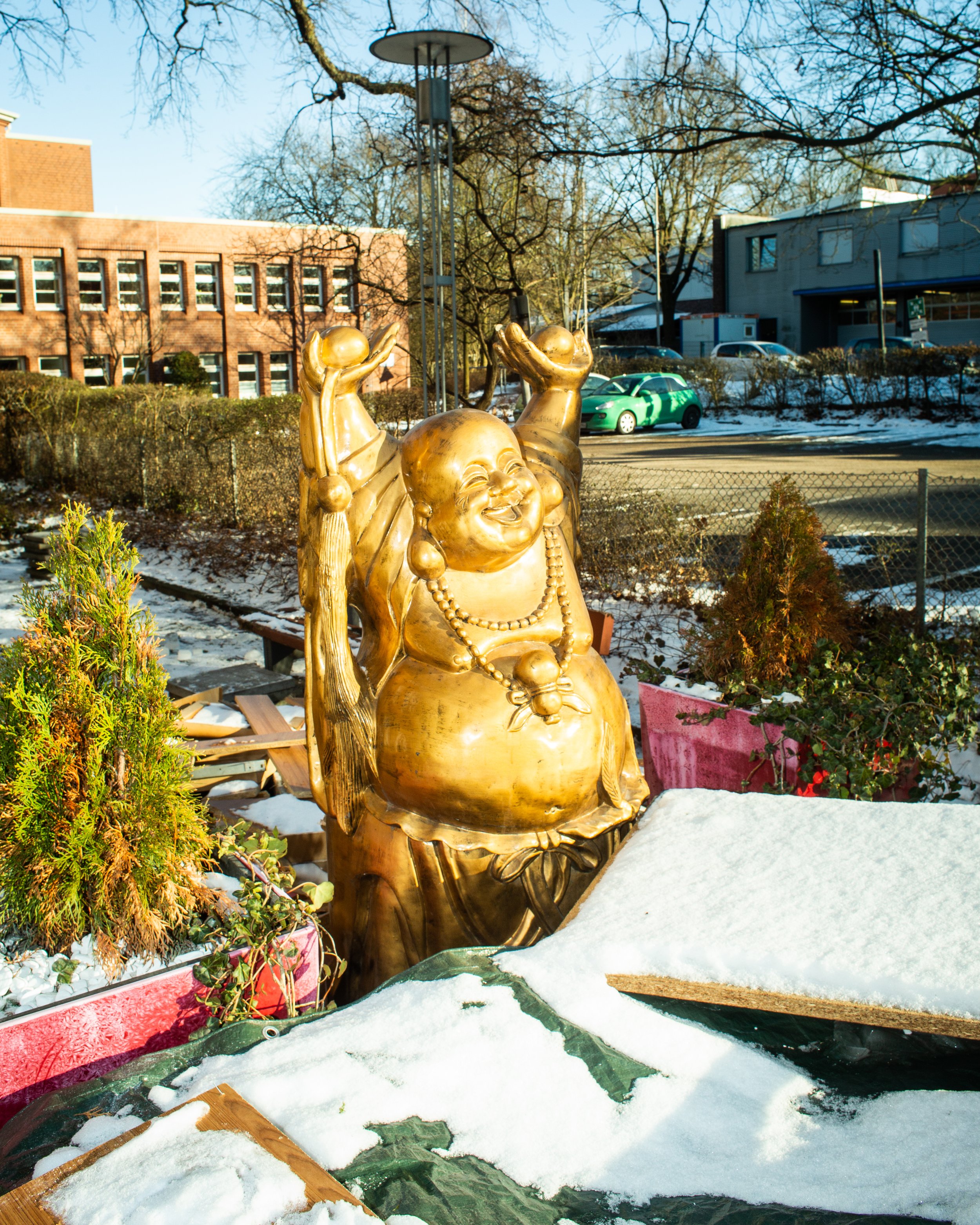 Goldene lachende Buddhas Statue im Schnee im Freien