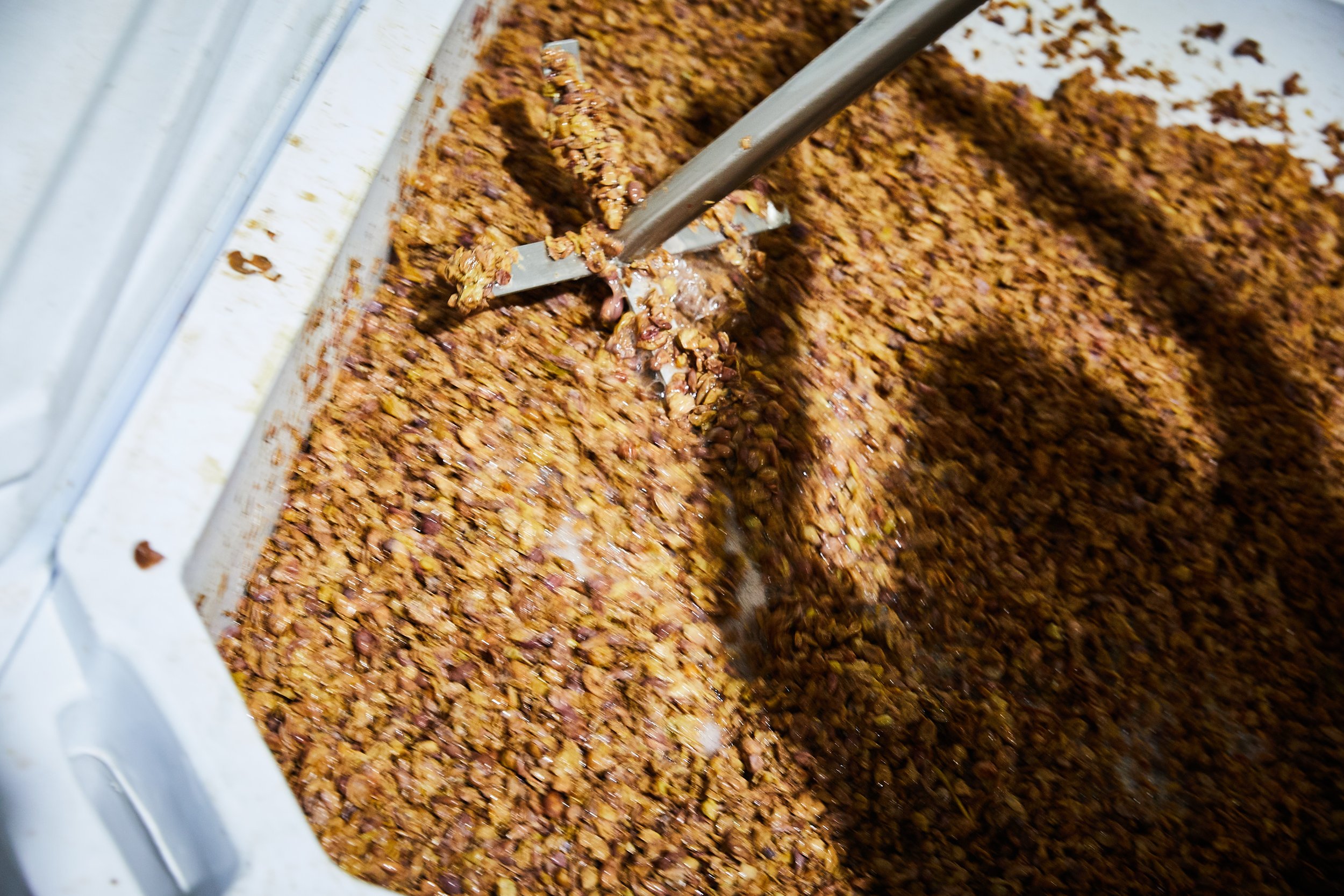 Füllung aus gehackten Nüssen und Zucker in einer großen Edelstahlmaschine