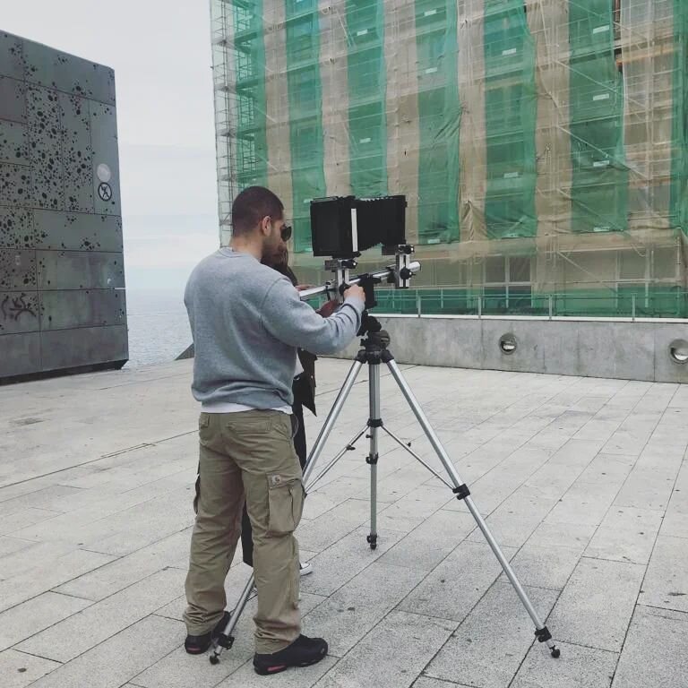 Ayer toc&oacute; salir a la calle para hacer FOTOGRAF&Iacute;A DE ARQUITECTURA con CAMARA DE PLACAS.

#cursogeneraldefotografia #escueladefotografia #argazkieskola #gipuzkoa #sansebastian #donostia #alumnosivasfot #fotografiaanalogica #bigformatphoto