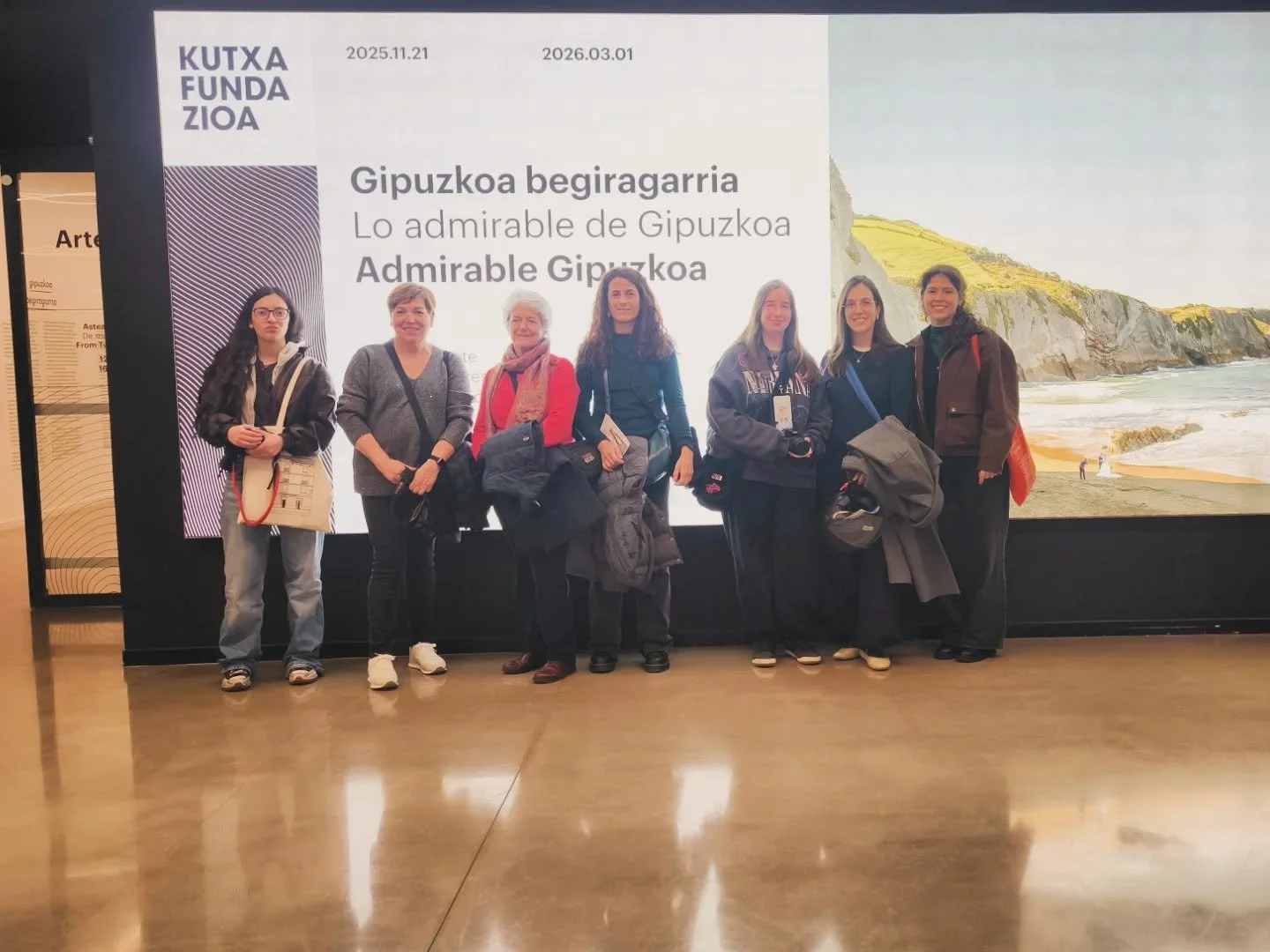Qu&eacute; estupenda visita con el grupo del Curso de Iniciaci&oacute;n a La Fotograf&iacute;a a la sala de @kutxafundazioa en @tabakalera_donostia para ver la &uacute;ltima exposici&oacute;n fotogr&aacute;fica: Lo admirable de Gipuzkoa.

Una vez m&a