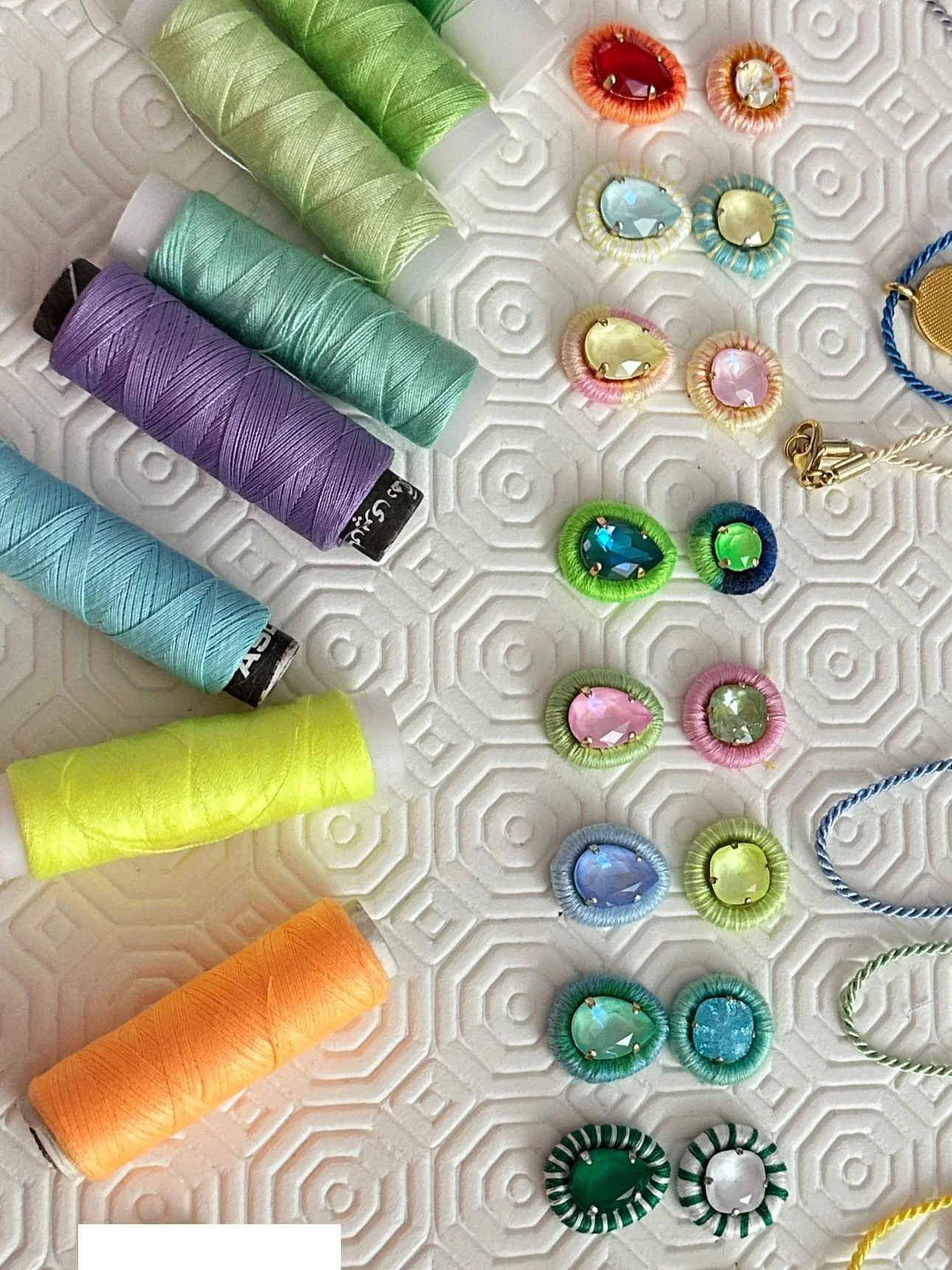 The webshop is OPEN again 🙌🏼, current stock in low or one of a kind quantities but there will be some new and exciting pieces in the coming days, watch this space.
❤️🩷💜💙🩵💚💛🧡