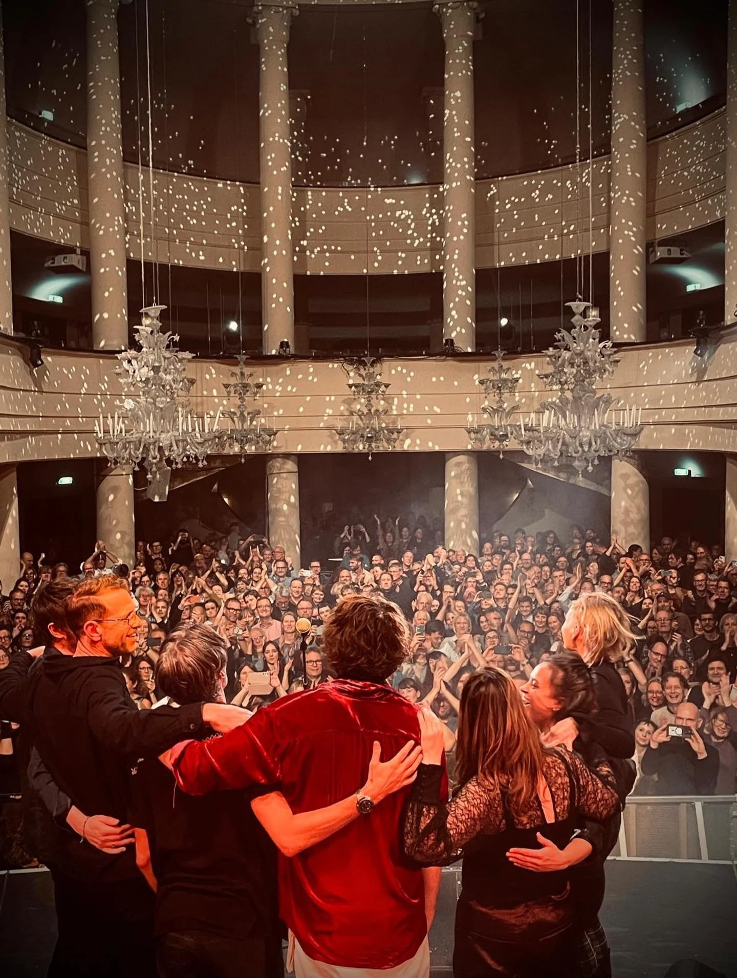 Thanks for a gorgeous night Berlin. xJJ
@thewestsidetrio 
@tangoberg 
@ra.ra.rani 
@isabellapetersenmusic 
@tom_mason_bass 
@joe_glossop 
@alexreevesdrums 
📸 @glenndearing