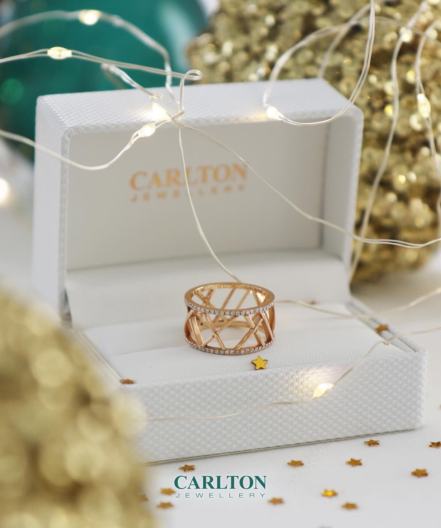 E se neste natal o que realmente procura &eacute; algo &ldquo;excepcionalmente bom&rdquo;, escolha o anel Lisbon com diamantes e esque&ccedil;a os bombons 🎁
Surpreenda a sua cara metade! 

Conhe&ccedil;a todas as cores de ouro em www.carltonjeweller