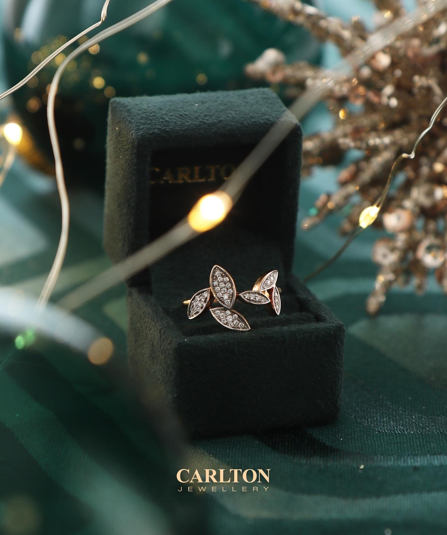 O presente mais especial desta quadra vem embrulhado numa caixa verde 🎁 

Encontre o anel mais brilhante da cole&ccedil;&atilde;o Leaf em  www.carltonjewellery.com

#carltonjewellery #christmas #holidayseason # carltonwishes #sayestothering #diamond