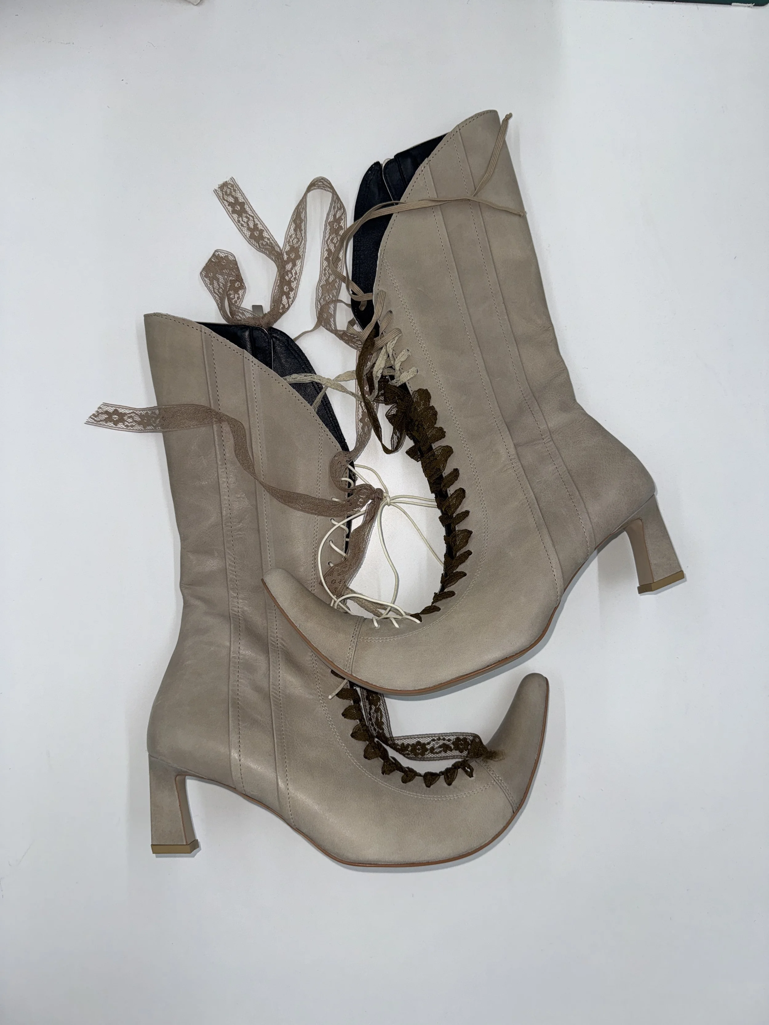 Laced up crescent boots beige (250mm)