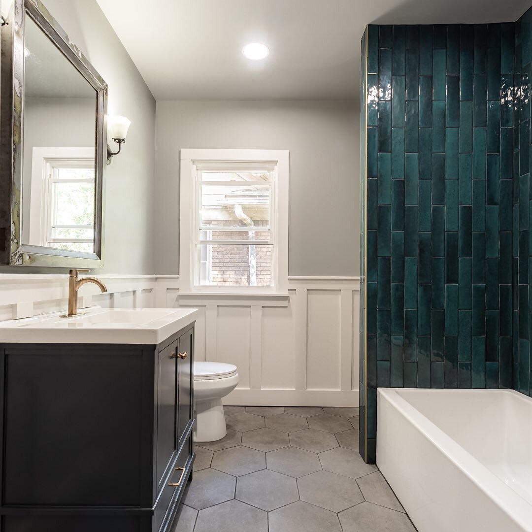 100 years old never looked so good 🤩 Bathrooms are such an important piece of a home. They are where we start and end our days most of the time. Relaxing in the bathtub, getting squeaky clean in the shower, a quick pee, a long 💩 and getting dolled 