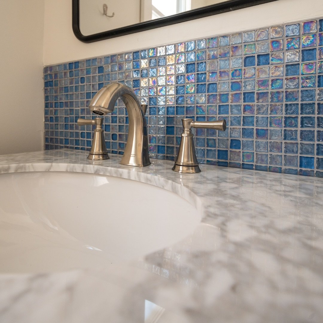 We&rsquo;ve never been a fan of boring rentals. Instead, bold colors, eccentric backsplashes and quality materials are more our speed.

From the iridescent glass mosaic tiles in the bathroom to the concrete countertops and multicolored, scalloped bac