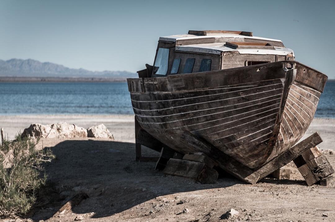 Bombay Beach Boat Show.
.
.
.
.
.
.
#skiinn #bombaybeach #california #explorecalifornia #saltonsea #socal #slabcity