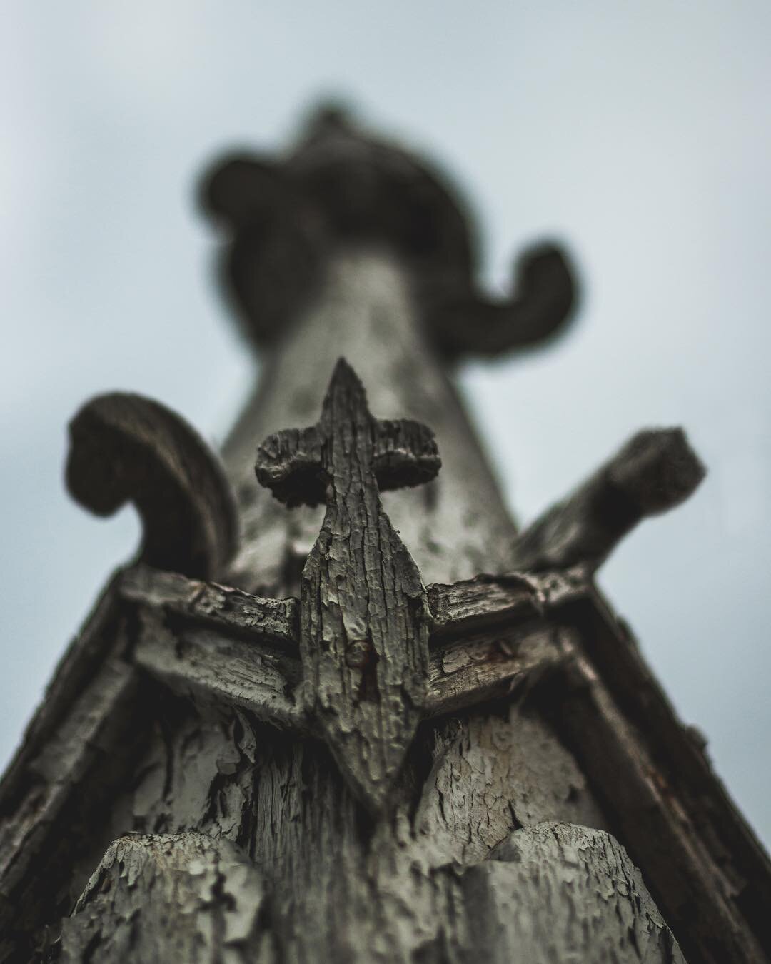 Somewhere on the scenic route, weathered archways.
.
.
.
.
.
.
#sloquet #skatin #explorebc #hellobc #squamish #whistler #pnwonderland #agameoftones #graveyard