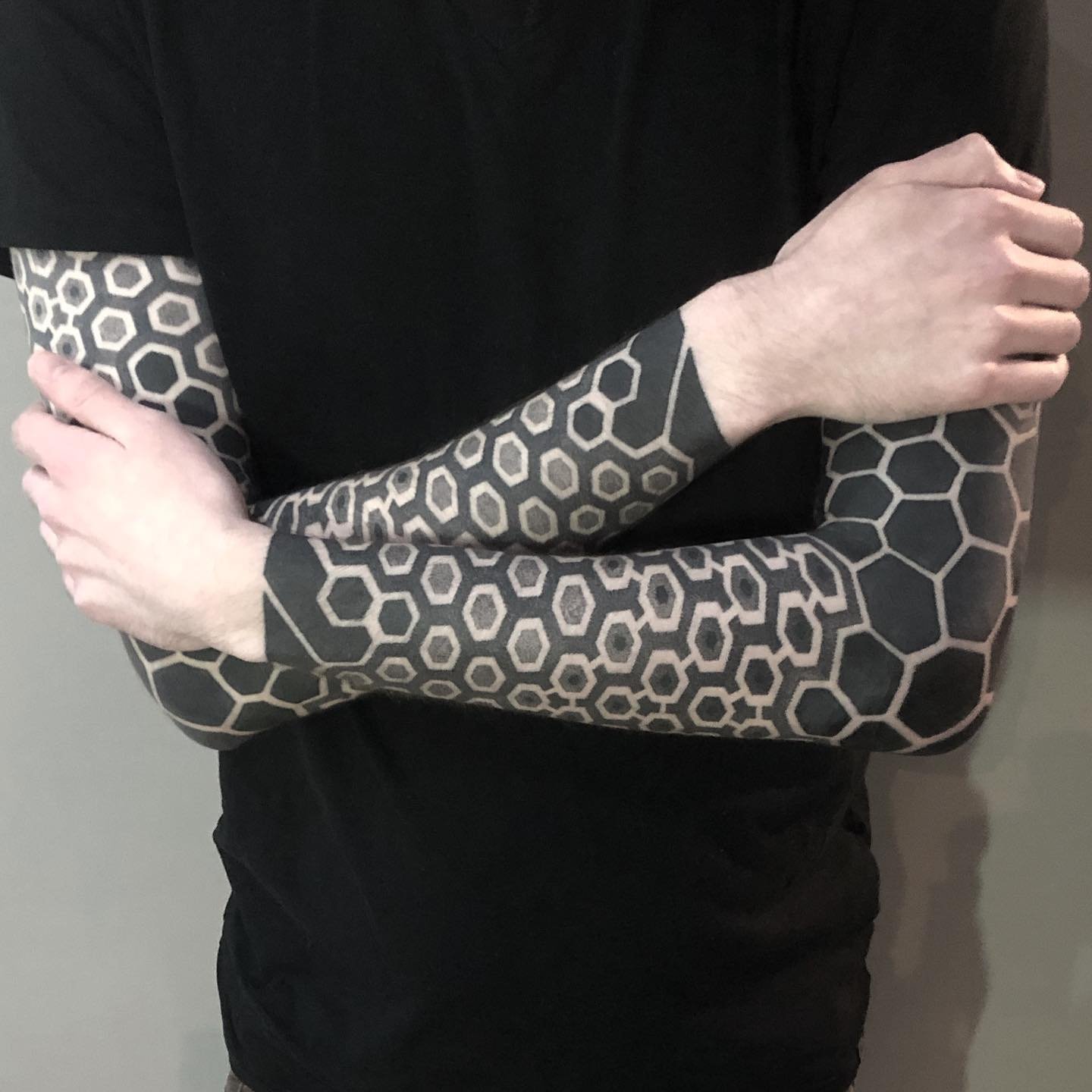 Double sleeves for projectinkslut 👊.
I still have space available, if you would like to get tattooed.

For bookings/info please email ✉️arcane.seth@gmail.com
&bull;
&bull;
#geometrictattoo #geometricdesign #dotworktattoo #dotworkers #dotwork #dotwor