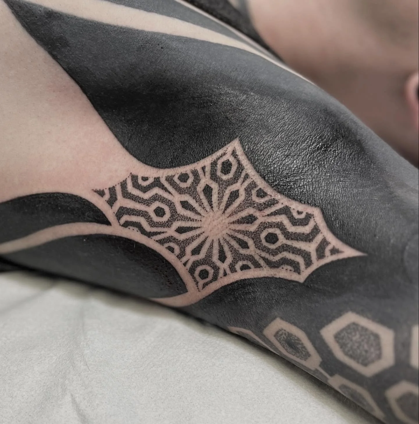Another session for @projectinkslut last Saturday @riversidetattoolondon.
Both armpits done in one session, and taken like a champion 💪💪

✉️arcane.seth@gmail.com

#geometrictattoo #geometricdesign #dotworktattoo #dotworkers #dotwork #dotworkmandala