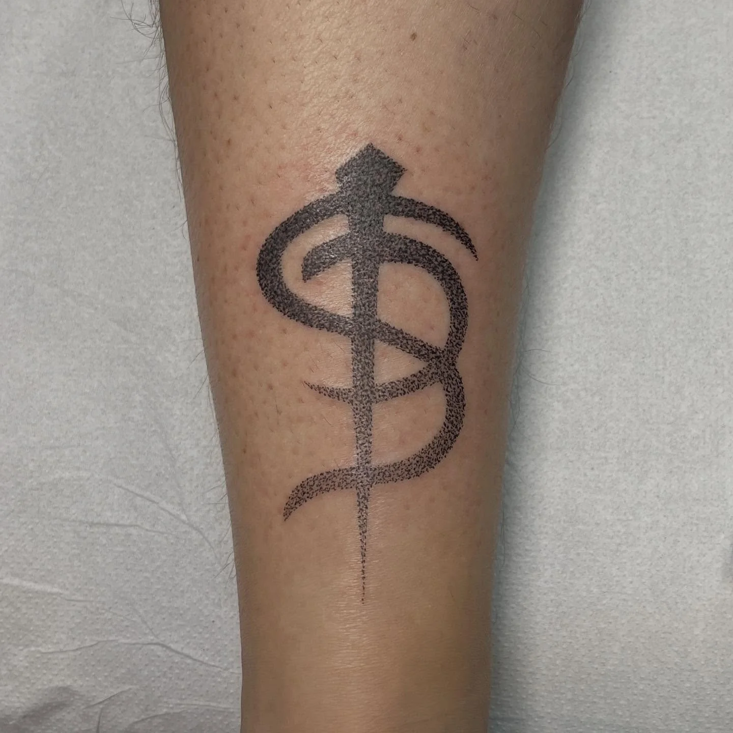 Yesterday at @riversidetattoolondon I had the opportunity to tattoo the Skinny Puppy logo for @piefty, who traveled from Hamburg, Germany. Thanks for making the trip. Seeing them live in London in 2004 remains one of my most unforgettable concerts.

