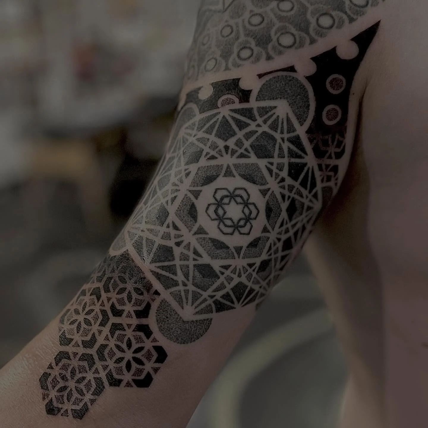 Sacred geometry meets precision dotwork ✨
Today&rsquo;s session in Sydney was all about building on an existing Metatron&rsquo;s Cube&mdash;a symbol of balance, connection, and the blueprint of the universe. We expanded the piece by adding layered he