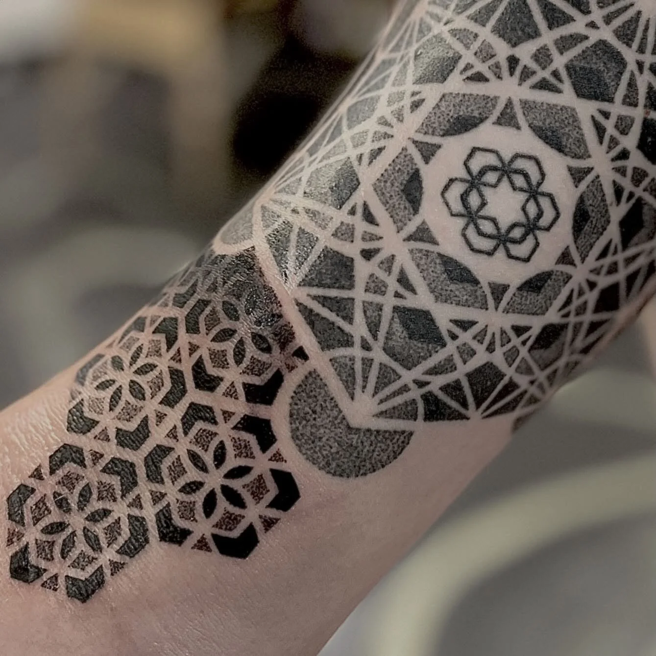 Sacred geometry meets precision dotwork ✨
Today&rsquo;s session in Sydney was all about building on an existing Metatron&rsquo;s Cube&mdash;a symbol of balance, connection, and the blueprint of the universe. We expanded the piece by adding layered he