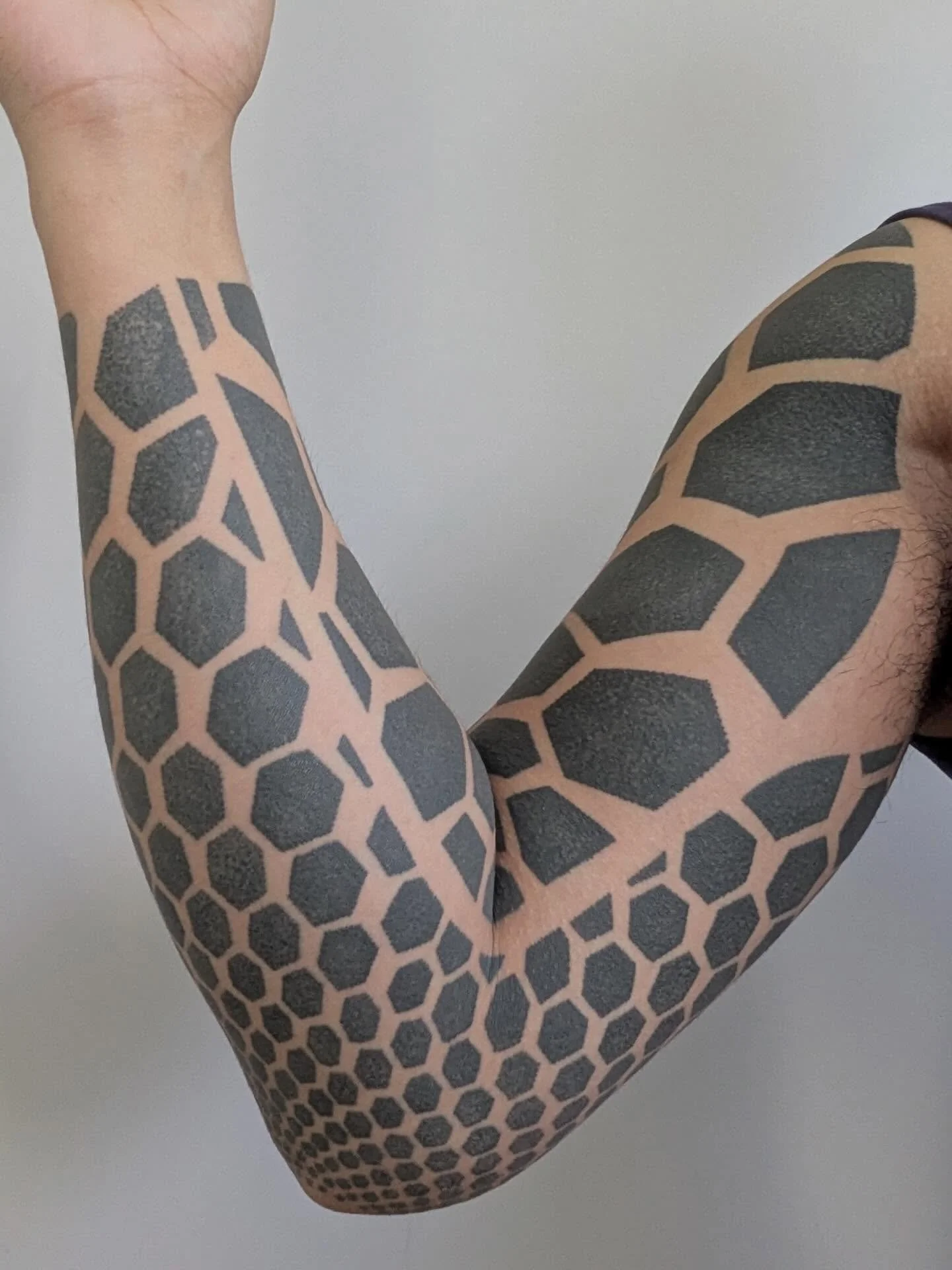 Suk came to see me two years ago when I was in Sydney Australia, to create a sleeve tattoo for him.
The brief was to use a simple hexagonal shape to create a mesmerising tattoo.
His tattoo is now one year healed since the last session, and it looks g