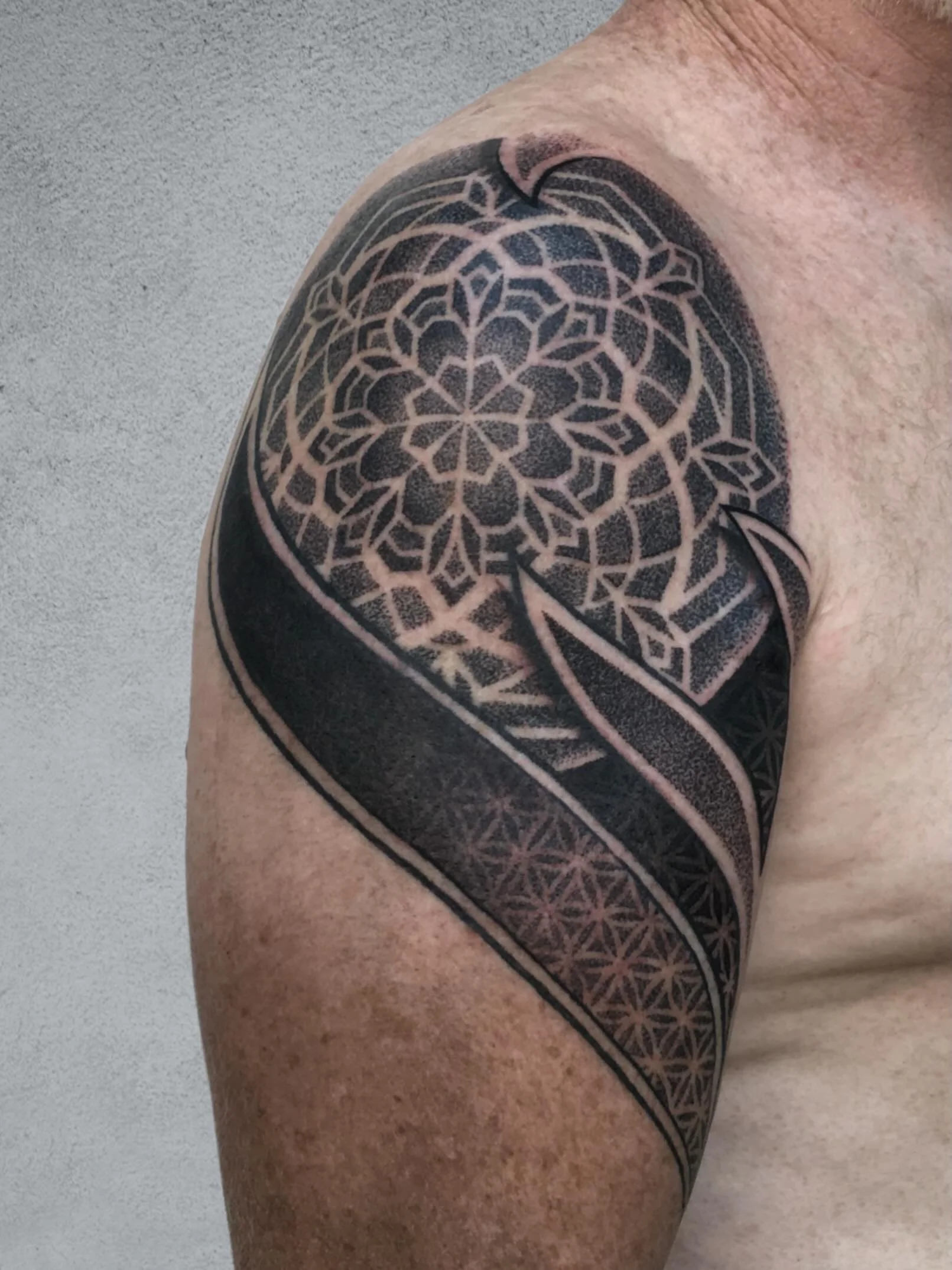 Matt is an old high school friend of mine from South Africa.
We reconnected almost 30 years later here in the U.K., where I had the pleasure of tattooing him for the first time, @bristoltattooconvention a few years ago.

arcane.seth@gmail.com.

#mand
