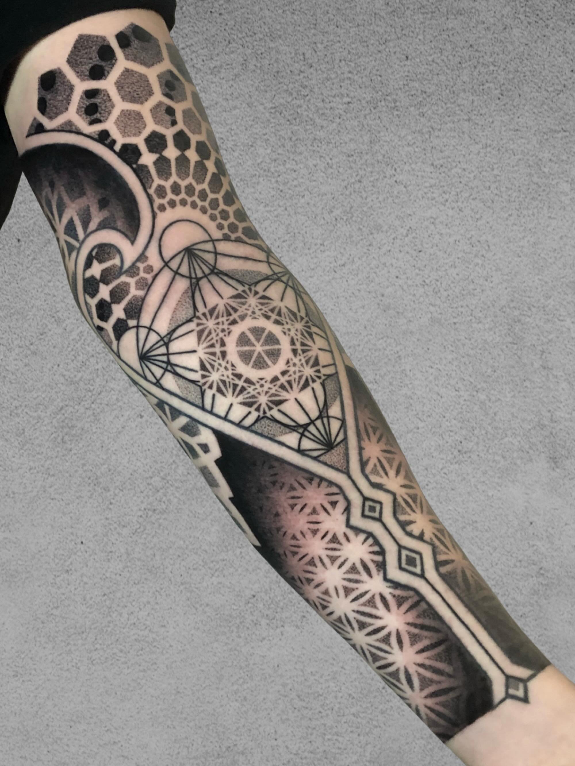 One of the best  moments in creating a tattoo for a client is seeing the end result on their skin&hellip;
For this tattoo sleeve Ant wanted a metatrons cube as the focal point surrounded by intricate geometric pattern work. 

arcane.seth@gmail.com

#