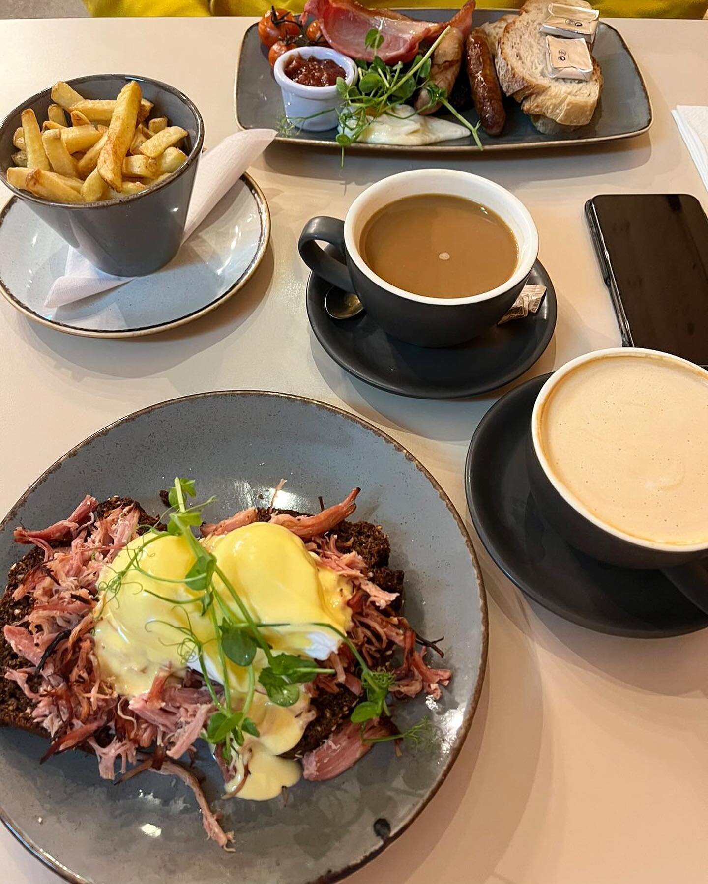 It&rsquo;s brunch day! We are here serving food until 3pm and coffees and treats until 5pm. We are waiting for you. 🖤

Photo by @dariagebka 

#tralee #traleetown #cokerry #brunch #brunchday #food #coffee #specialtycoffee