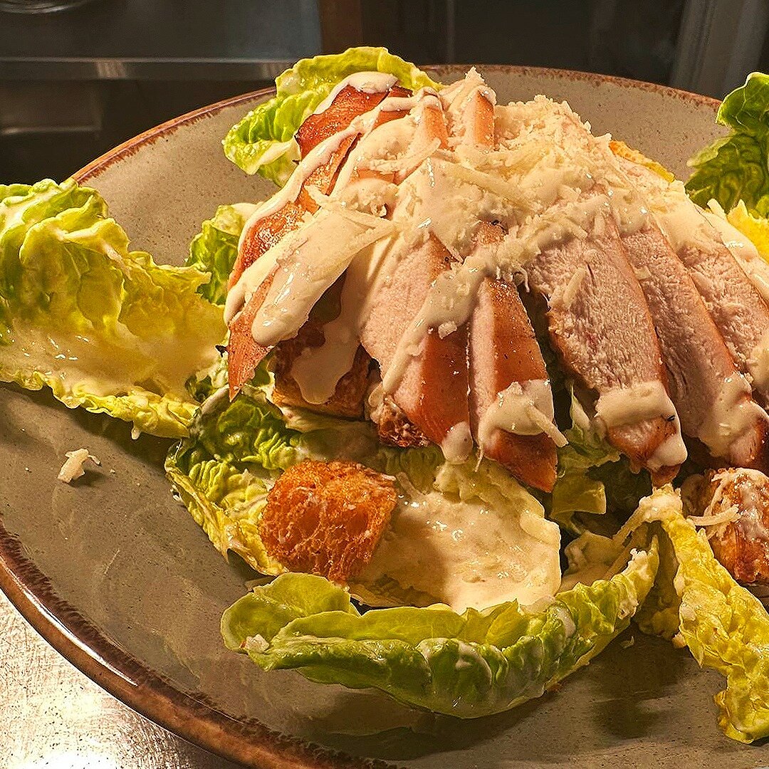 Monday to Friday Special: CEASER SALAD. 🥗🍗🐔

House smoked chicken, baby lettuce, croutons, parmesan shavings, creamy ceaser dressing. Just order to one of our team. 

 #lunch #lunches #lunchbox #lunchmenu #lunchtime #lunchideas #ceasersalad #cease